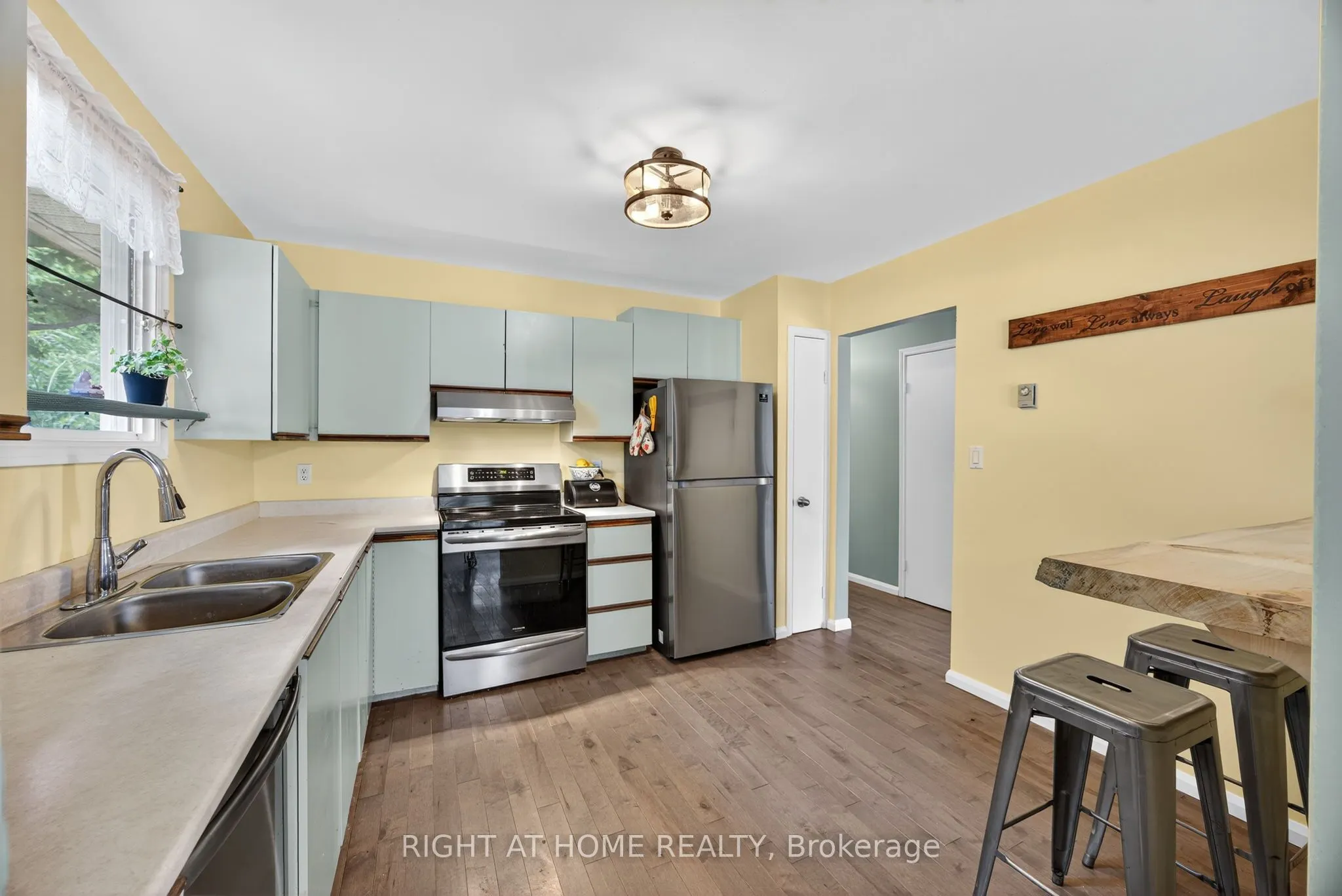 112 Borland Street E