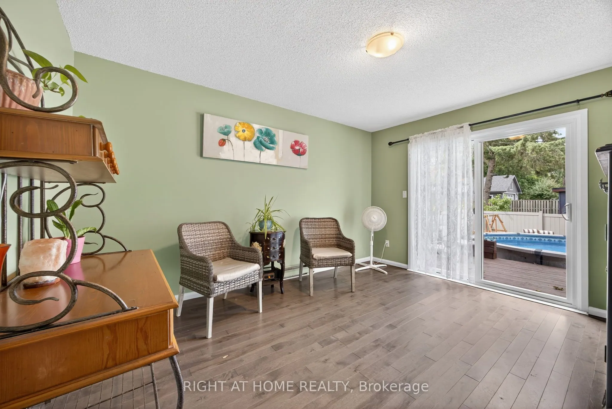112 Borland Street E