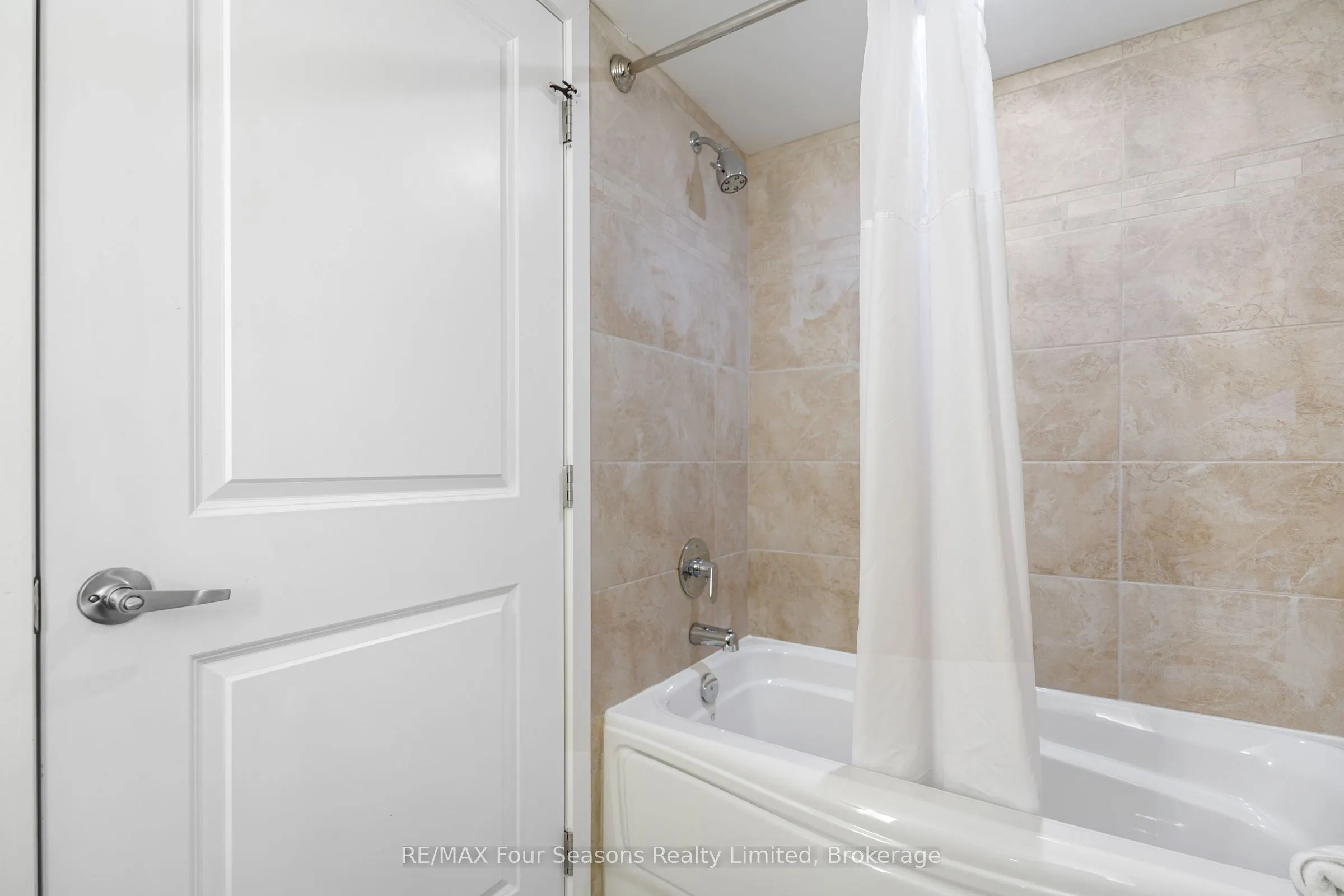 9 HARBOUR Street E, #5202-5204