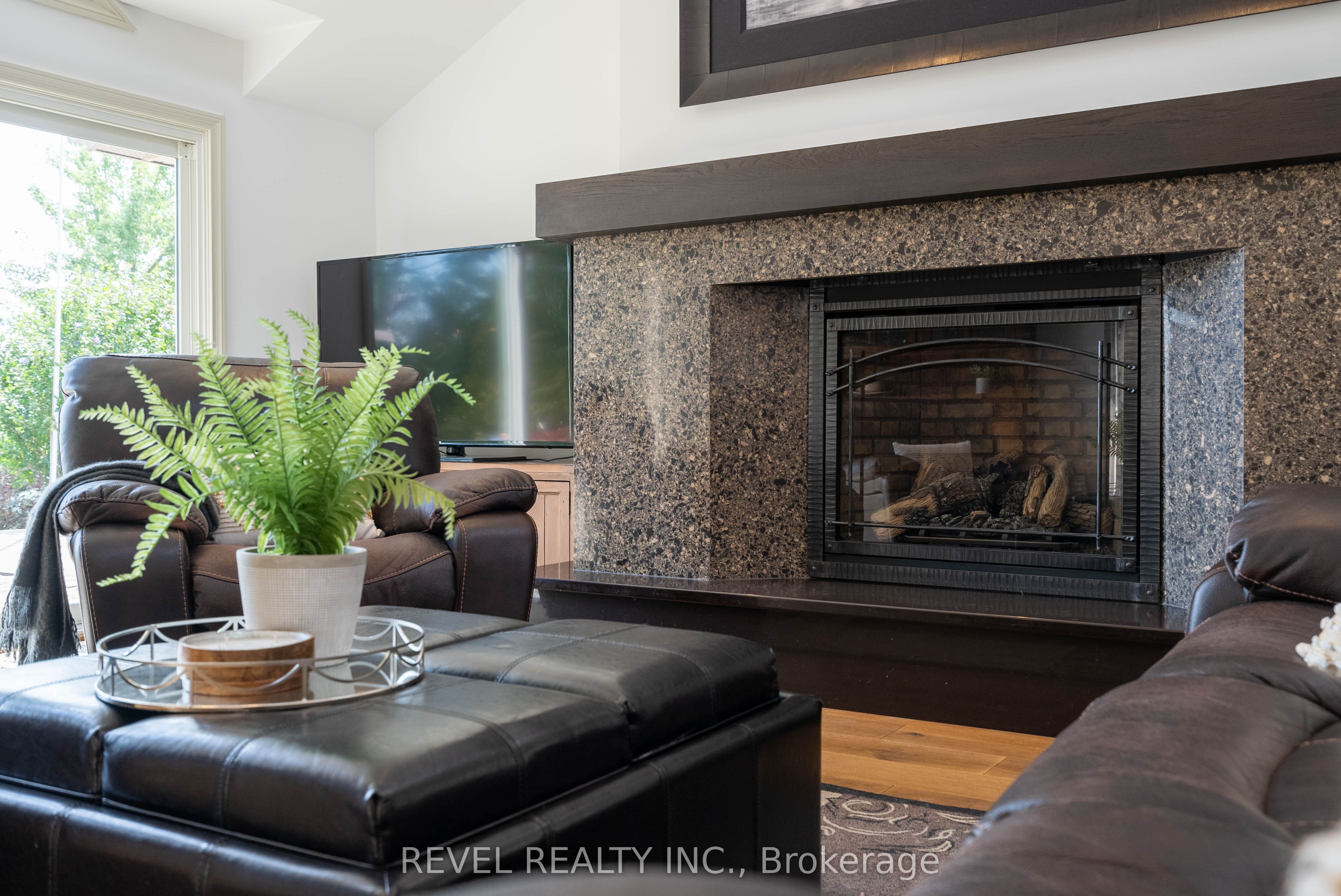 183 Lakeshore Road W