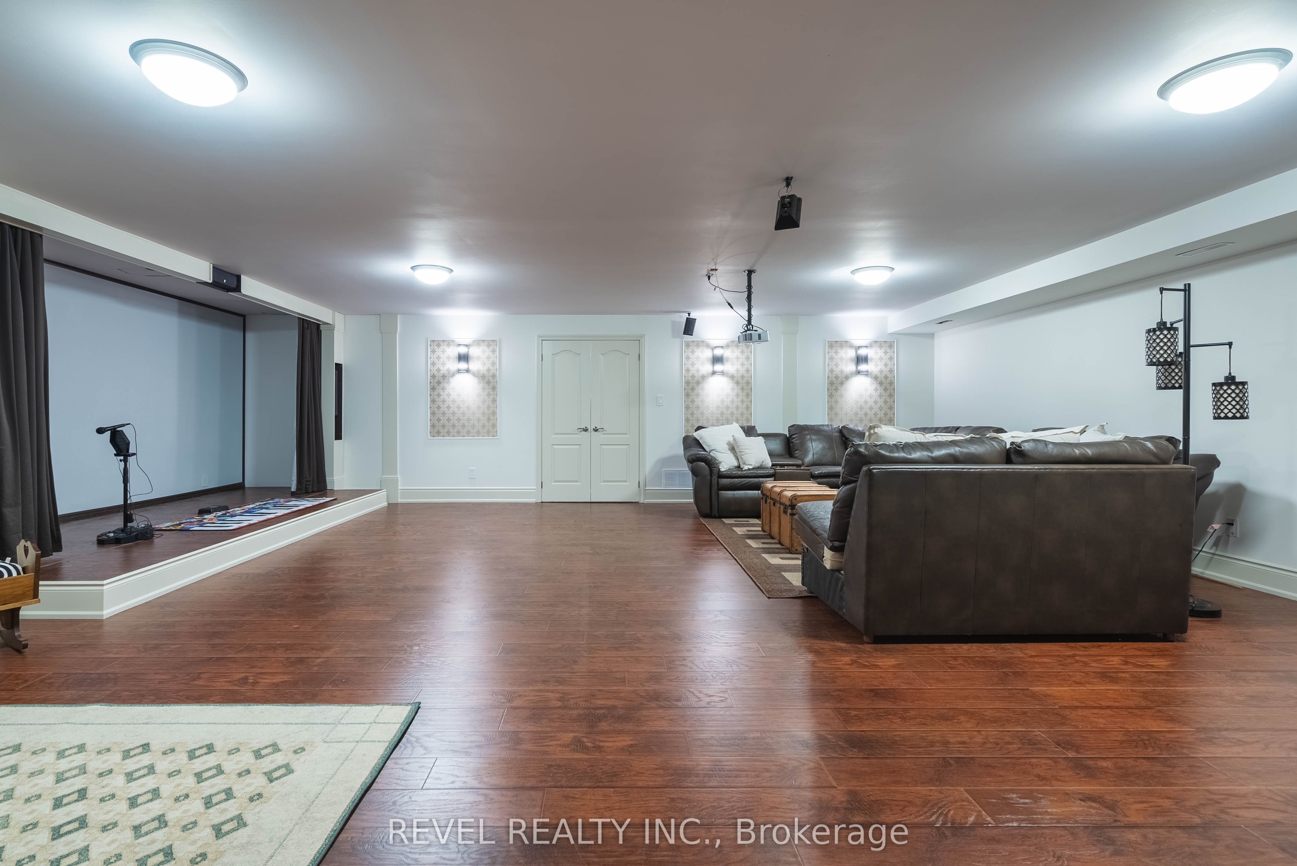 183 Lakeshore Road W