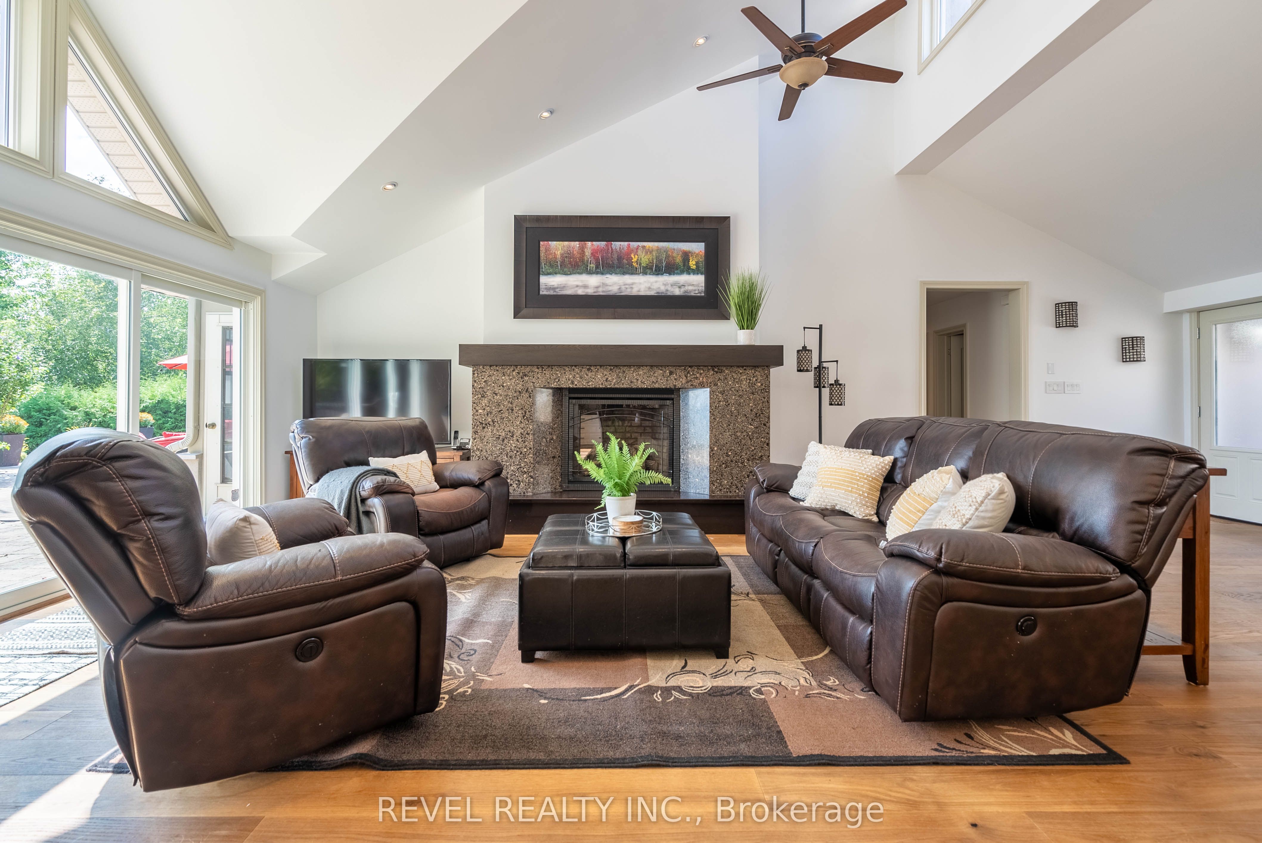 183 Lakeshore Road W