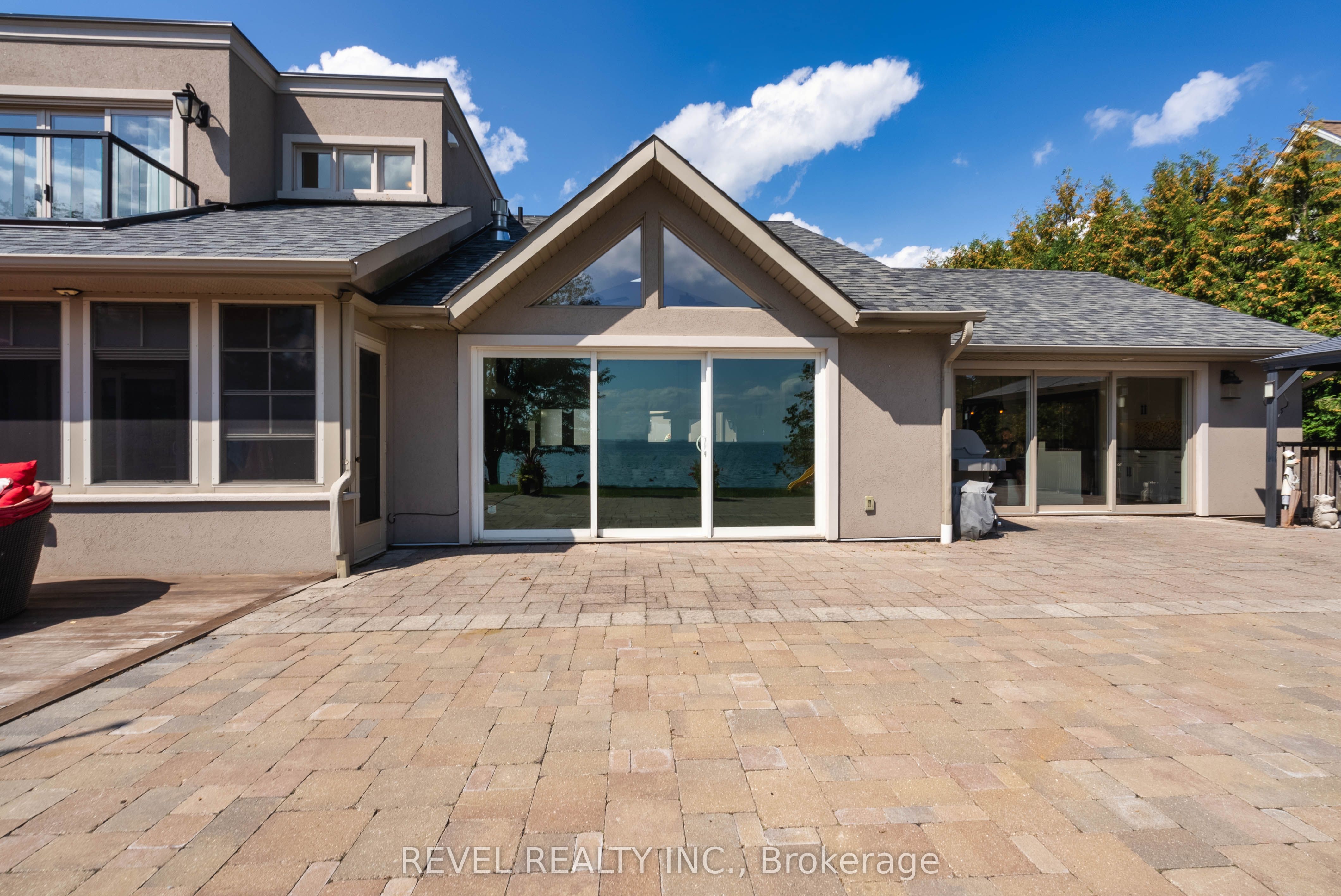 183 Lakeshore Road W