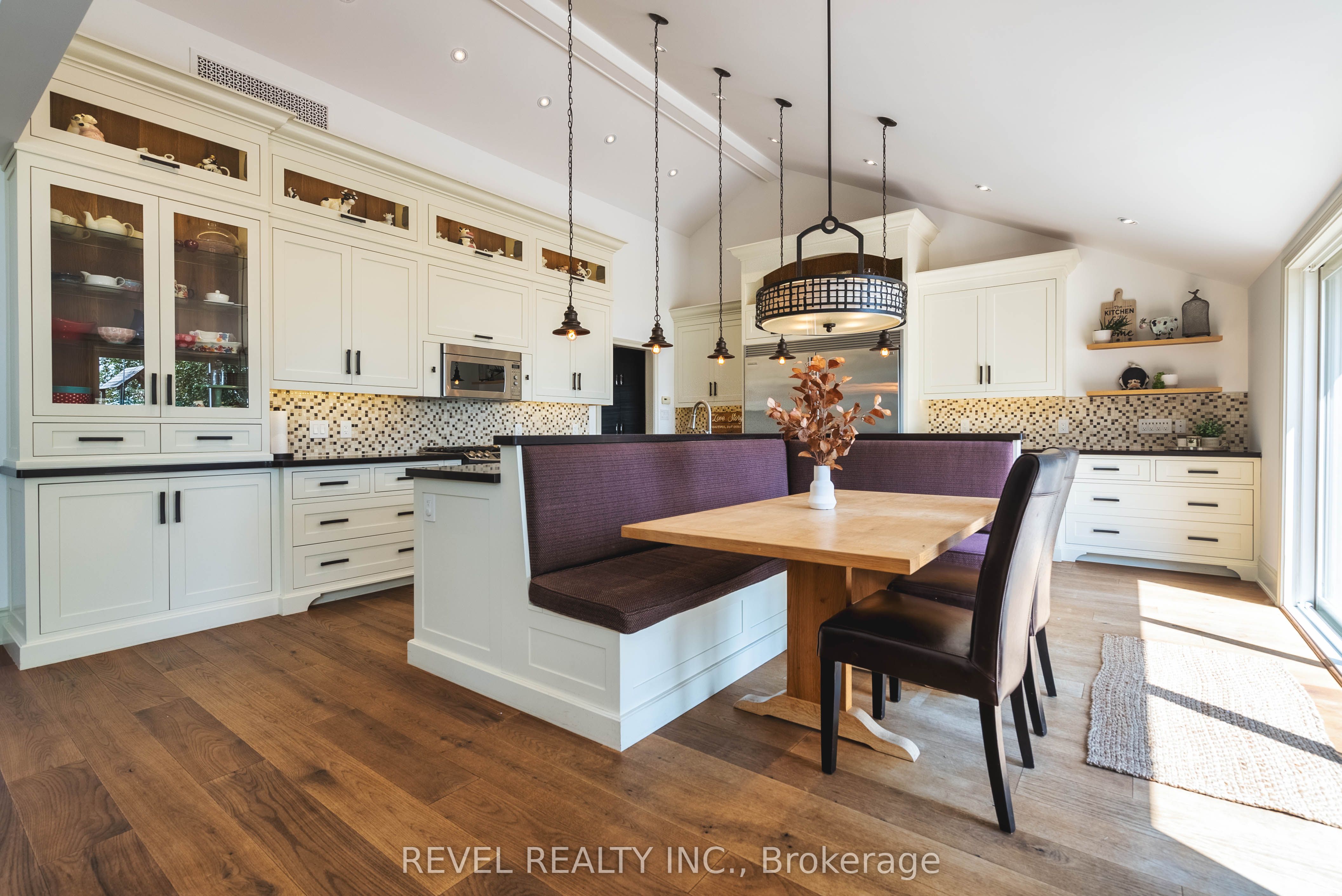 183 Lakeshore Road W