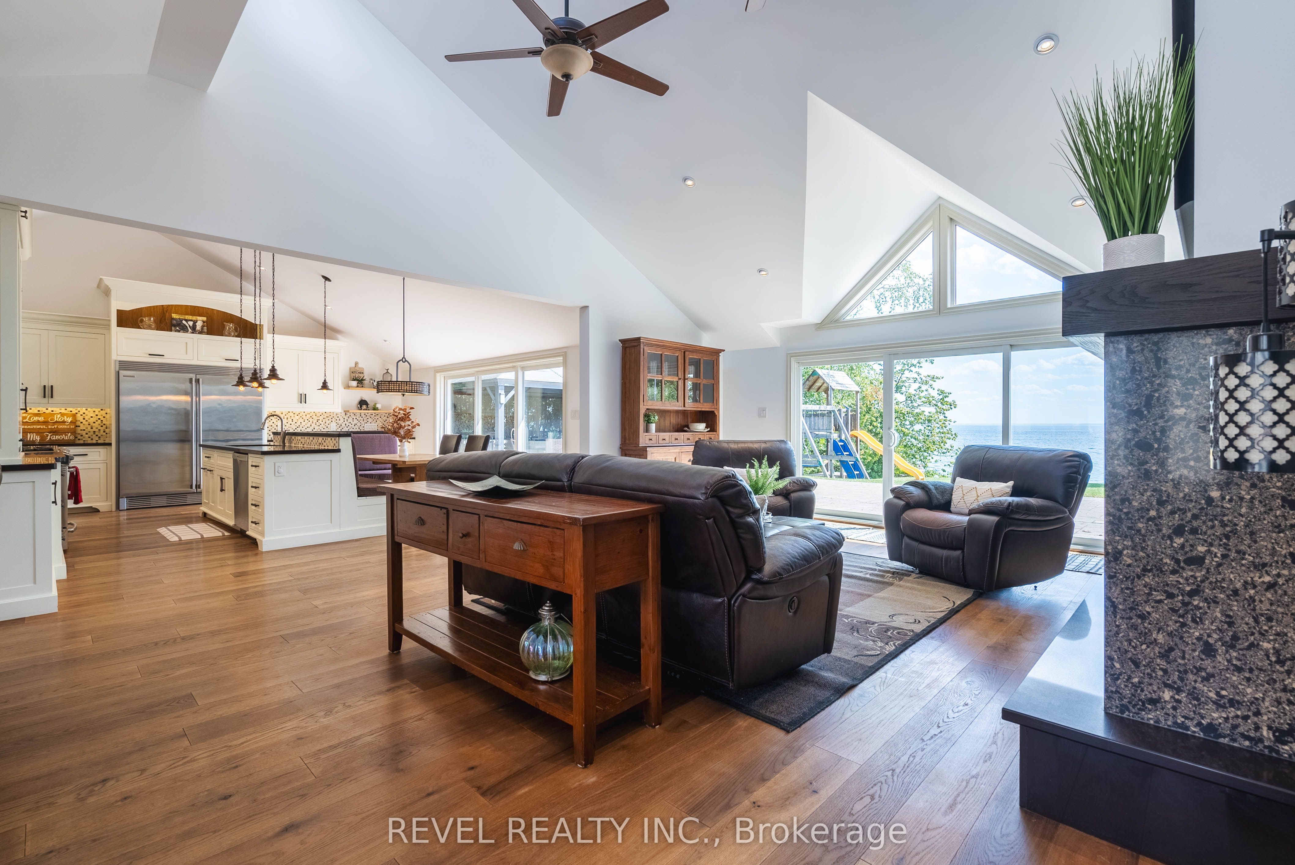 183 Lakeshore Road W