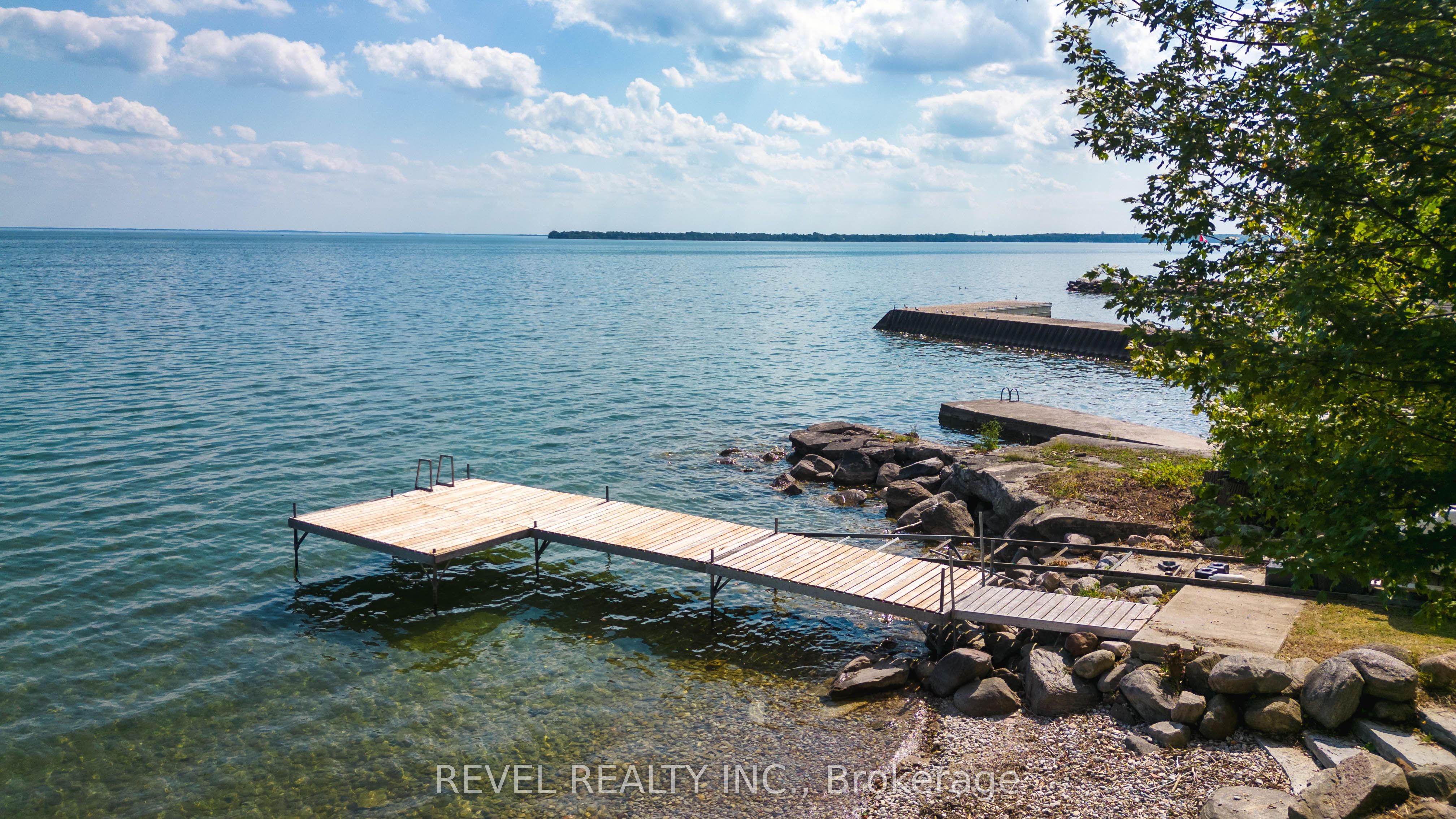 183 Lakeshore Road W