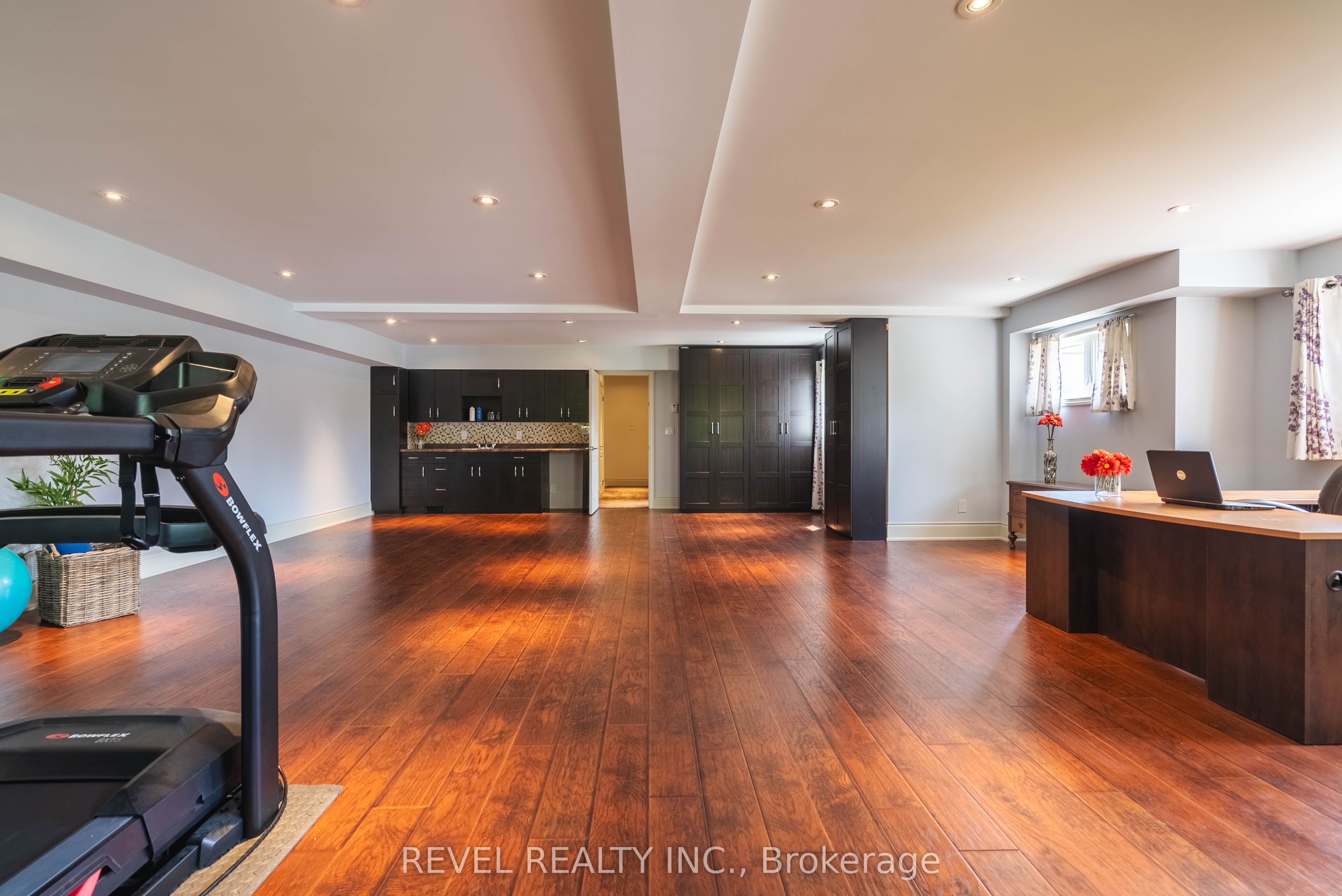 183 Lakeshore Road W