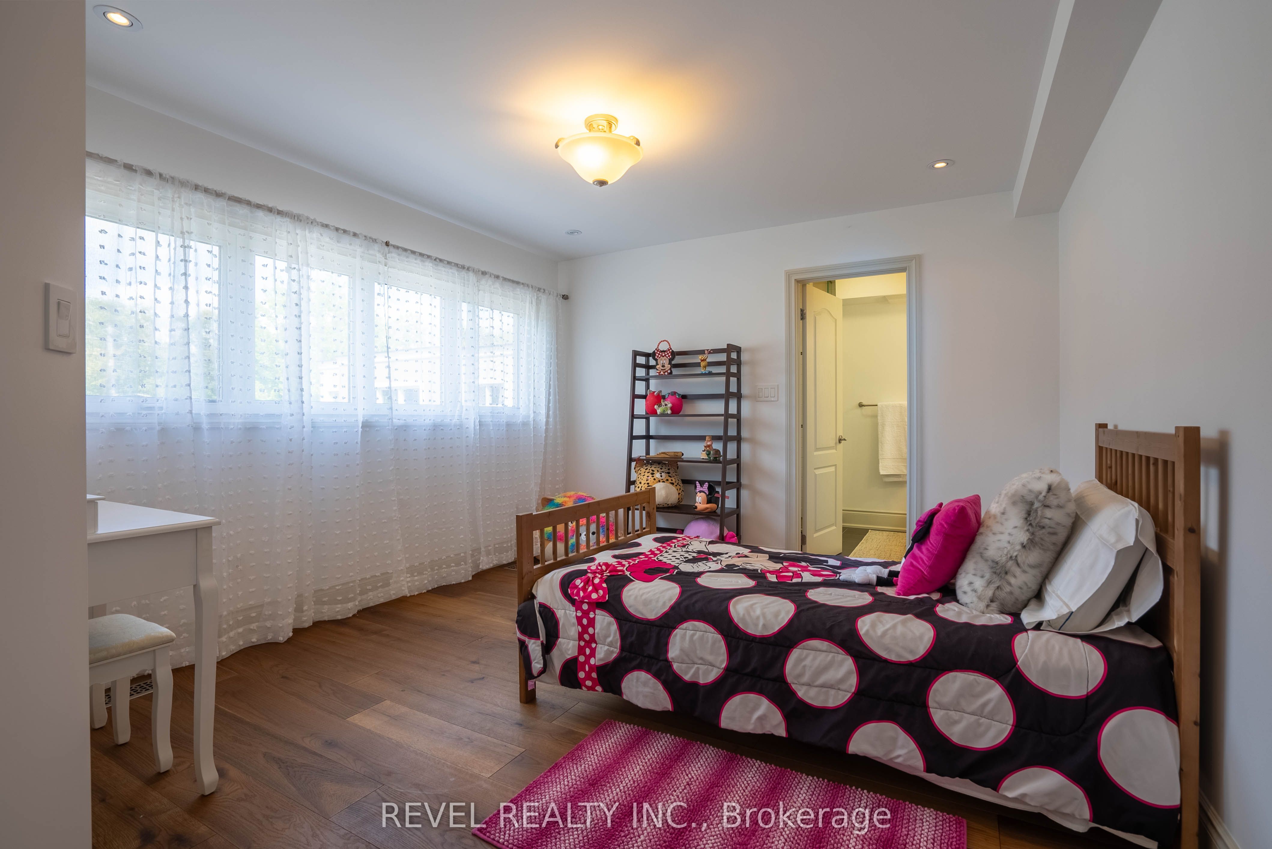 183 Lakeshore Road W