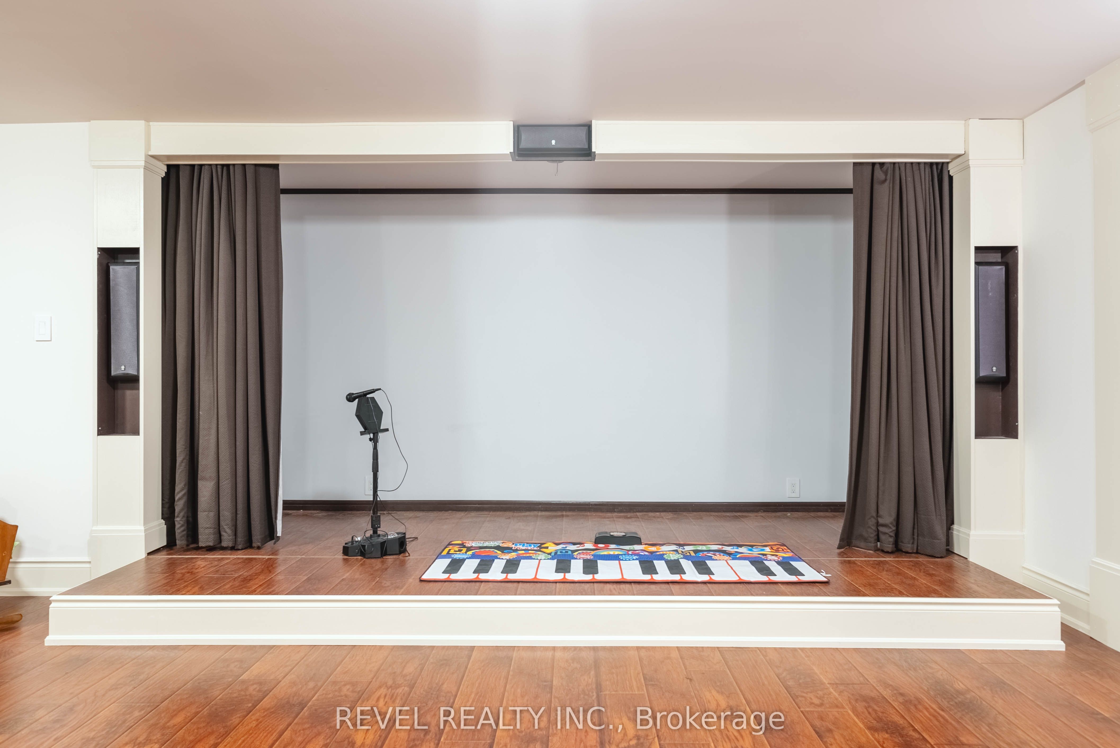 183 Lakeshore Road W