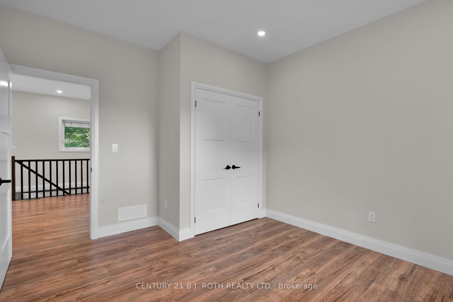 369 Mississaga Street W