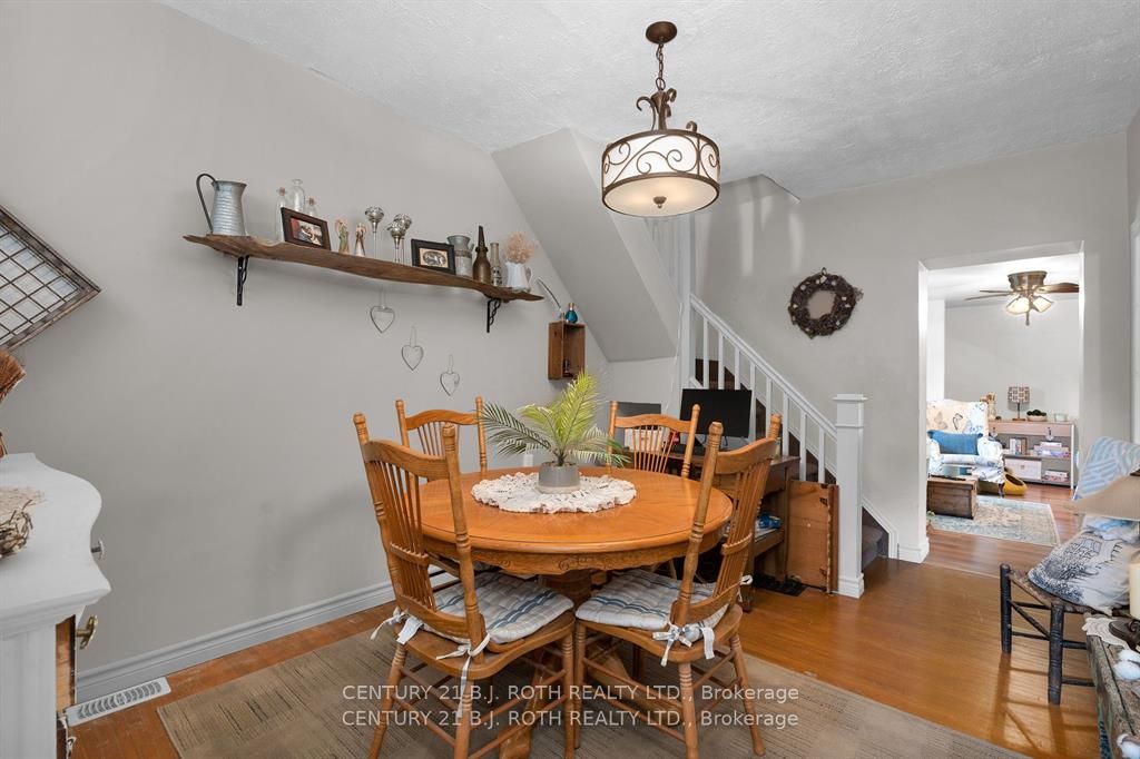 369 Mississaga Street W