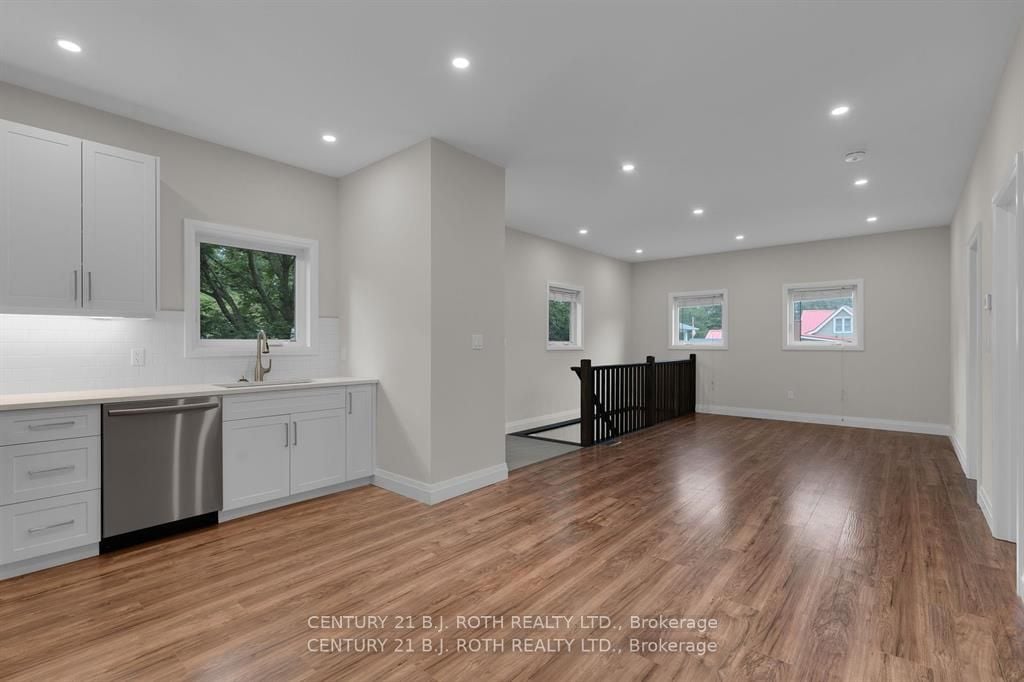 369 Mississaga Street W