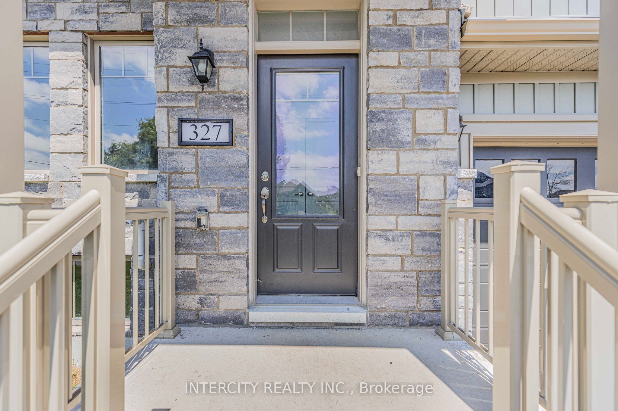 327 Quebec Street