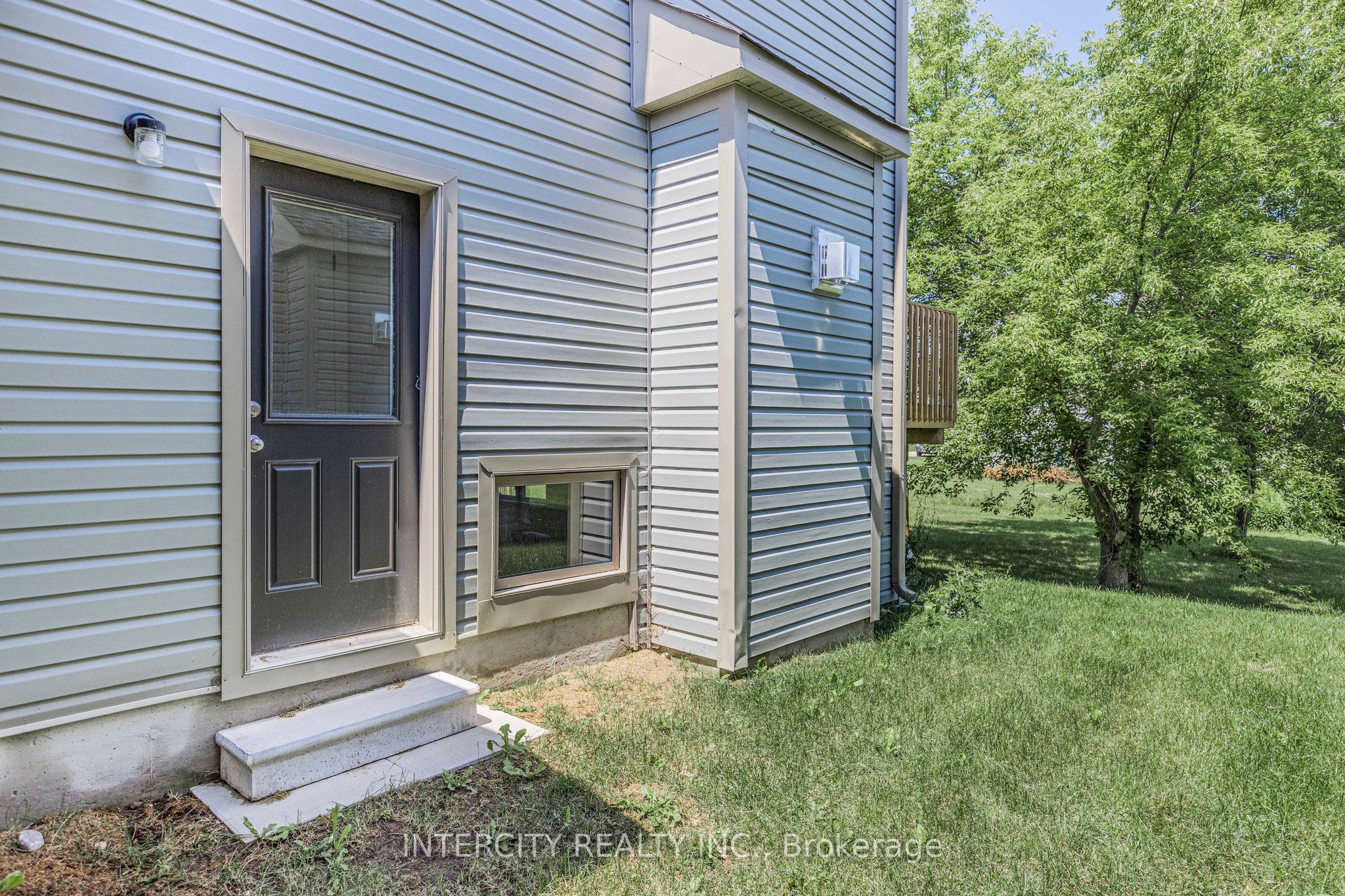327 Quebec Street