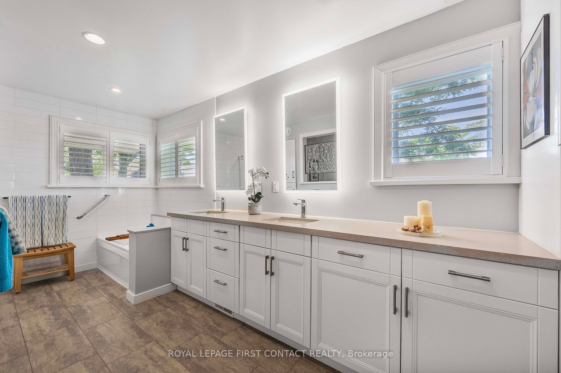 20 Tiny Beaches Road N