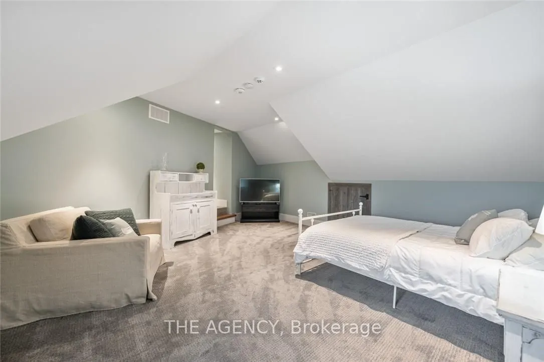 4 Buckingham Boulevard