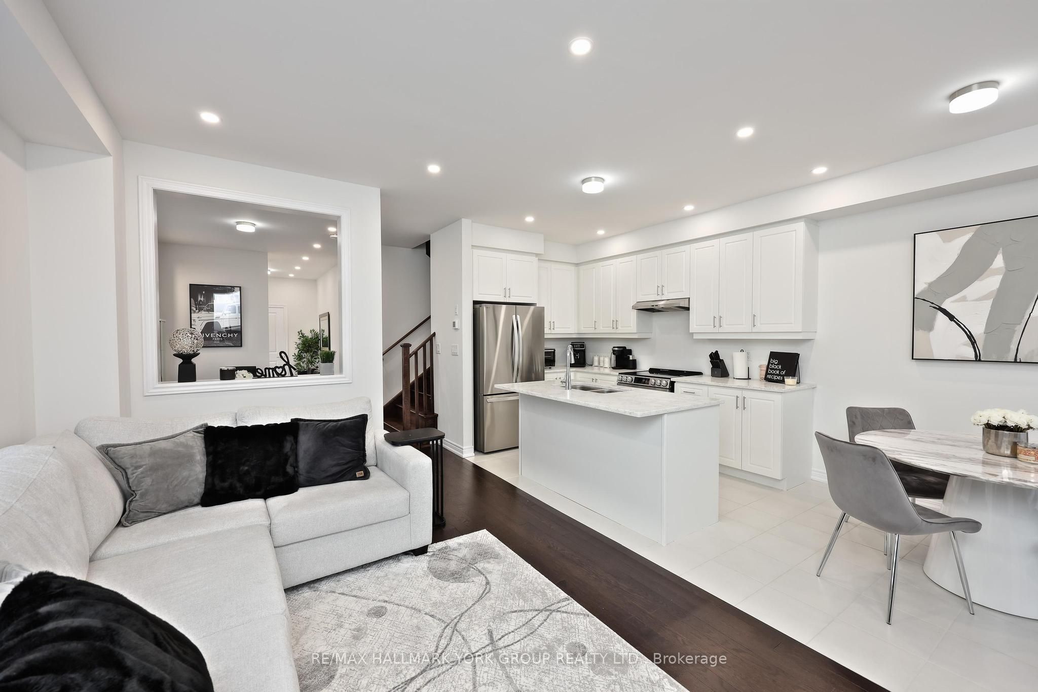 145 Fenchurch Manor
