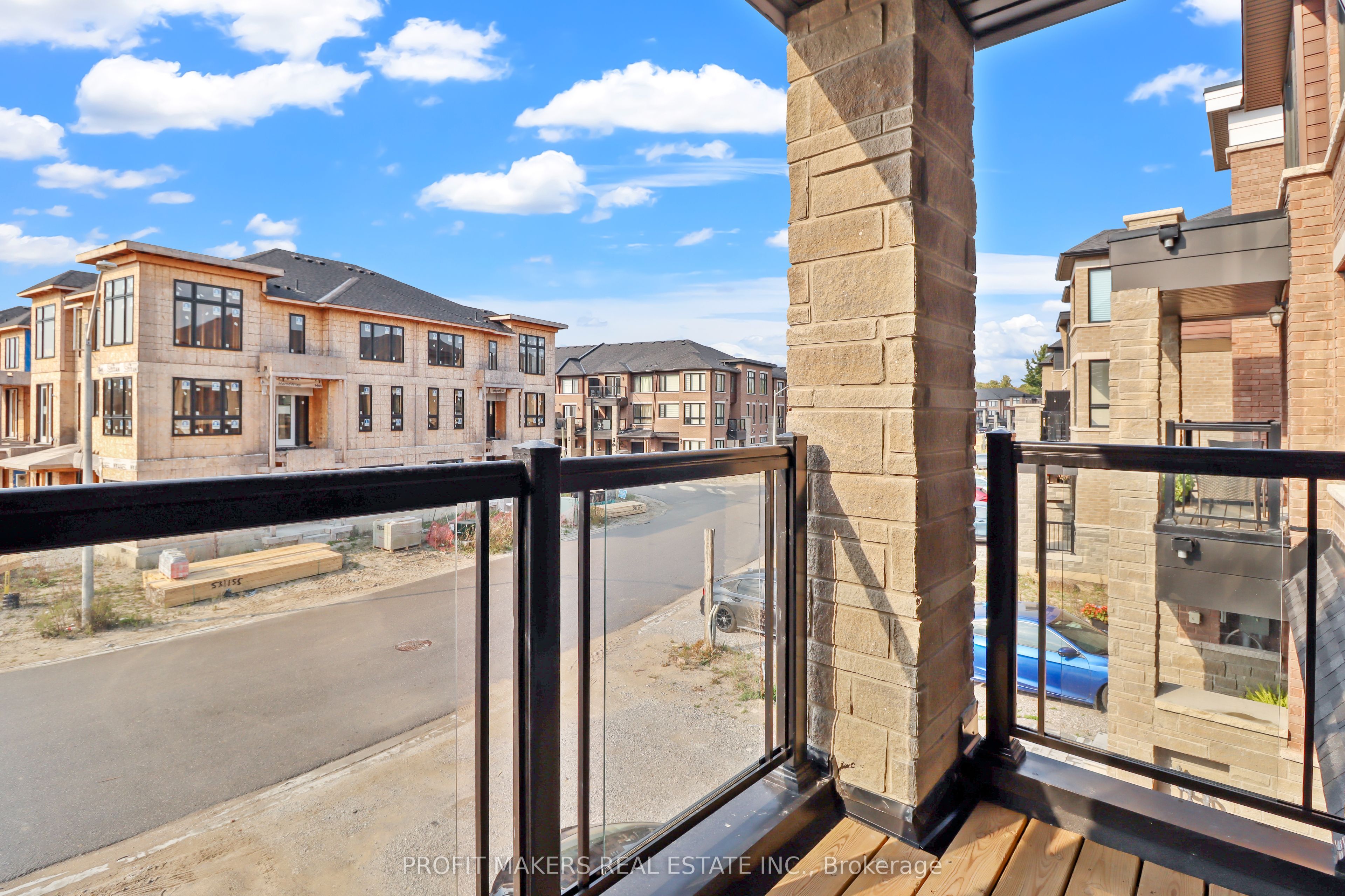 60 BLUE FOREST Crescent