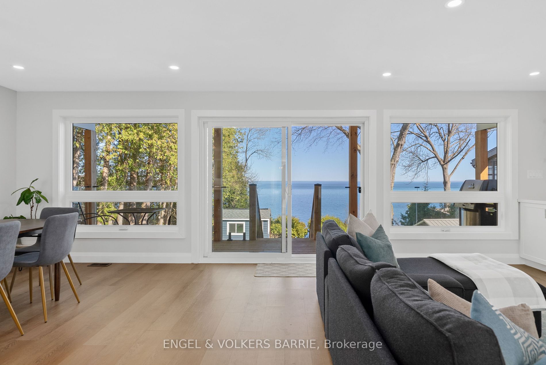 2371 Lakeshore Road E