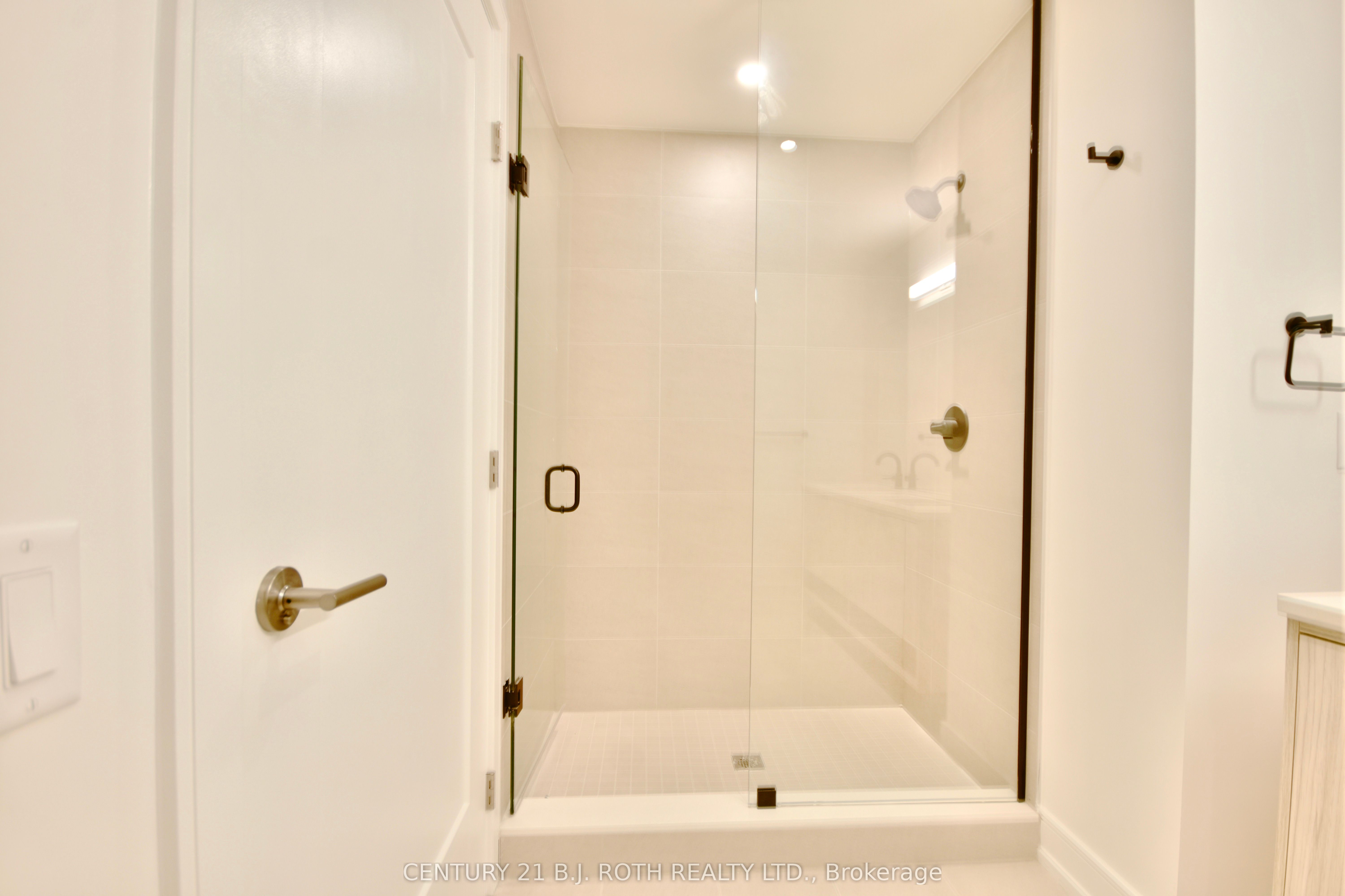 185 DUNLOP Street E #702
