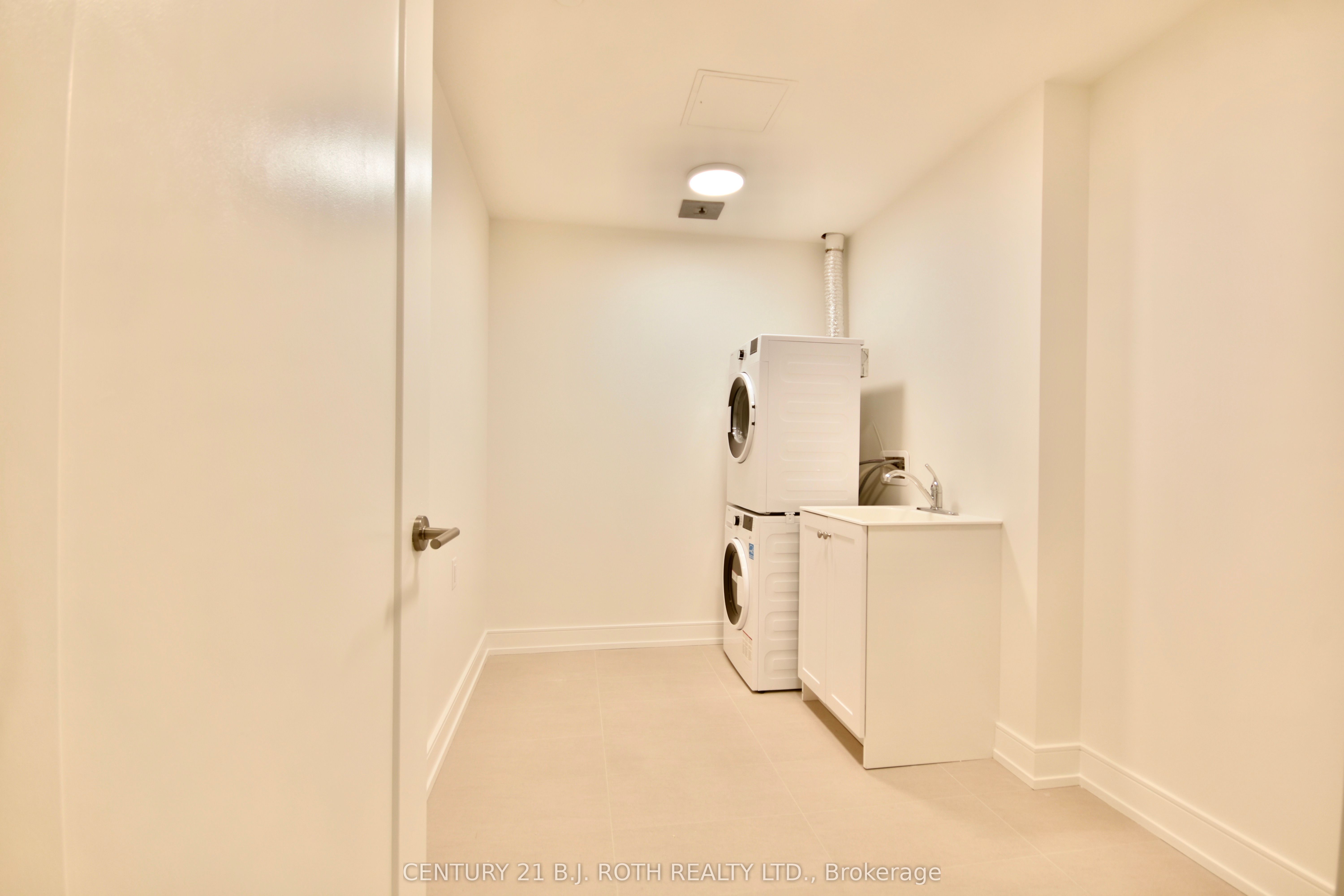 185 DUNLOP Street E #702