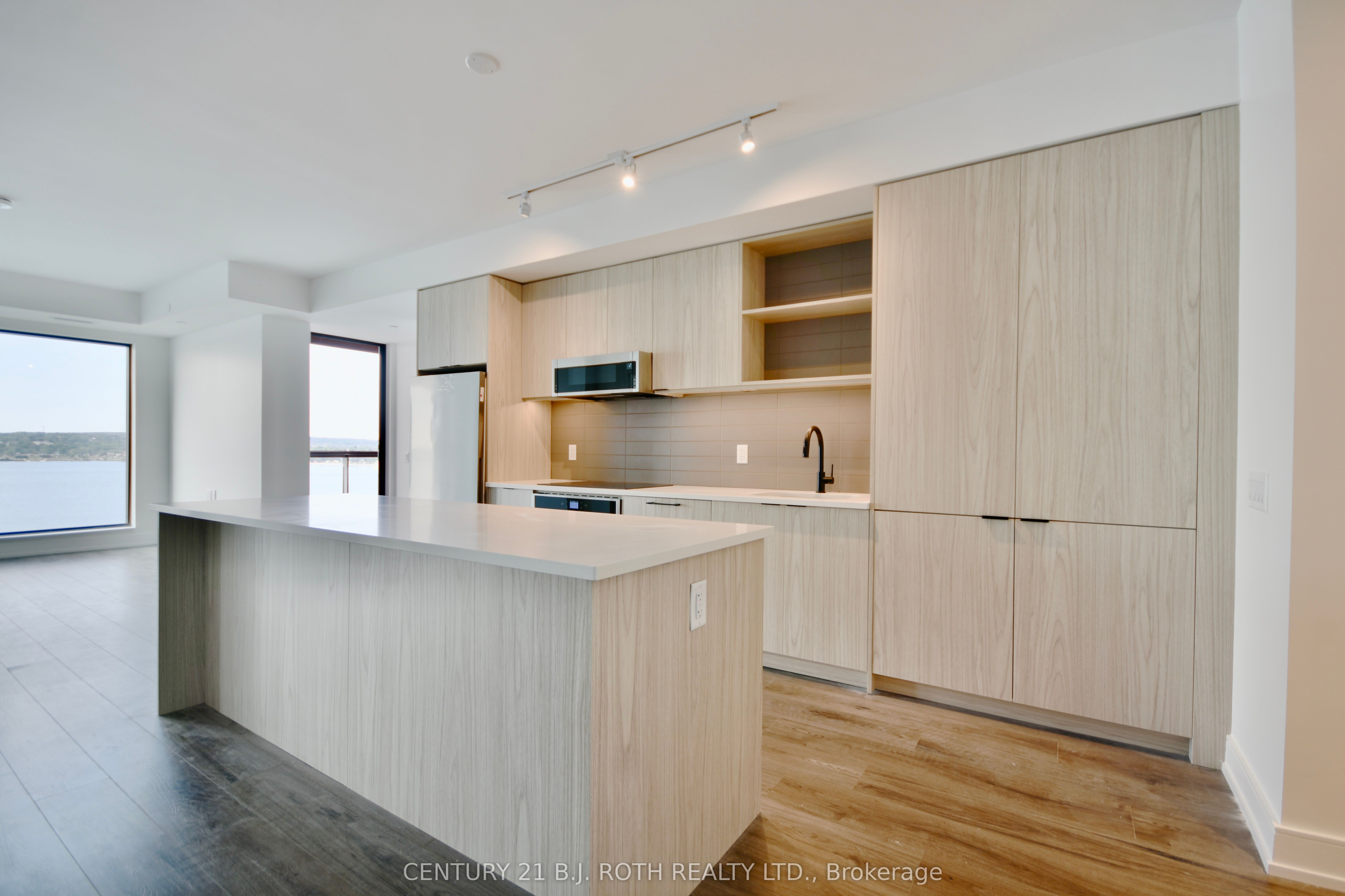 185 DUNLOP Street E #702