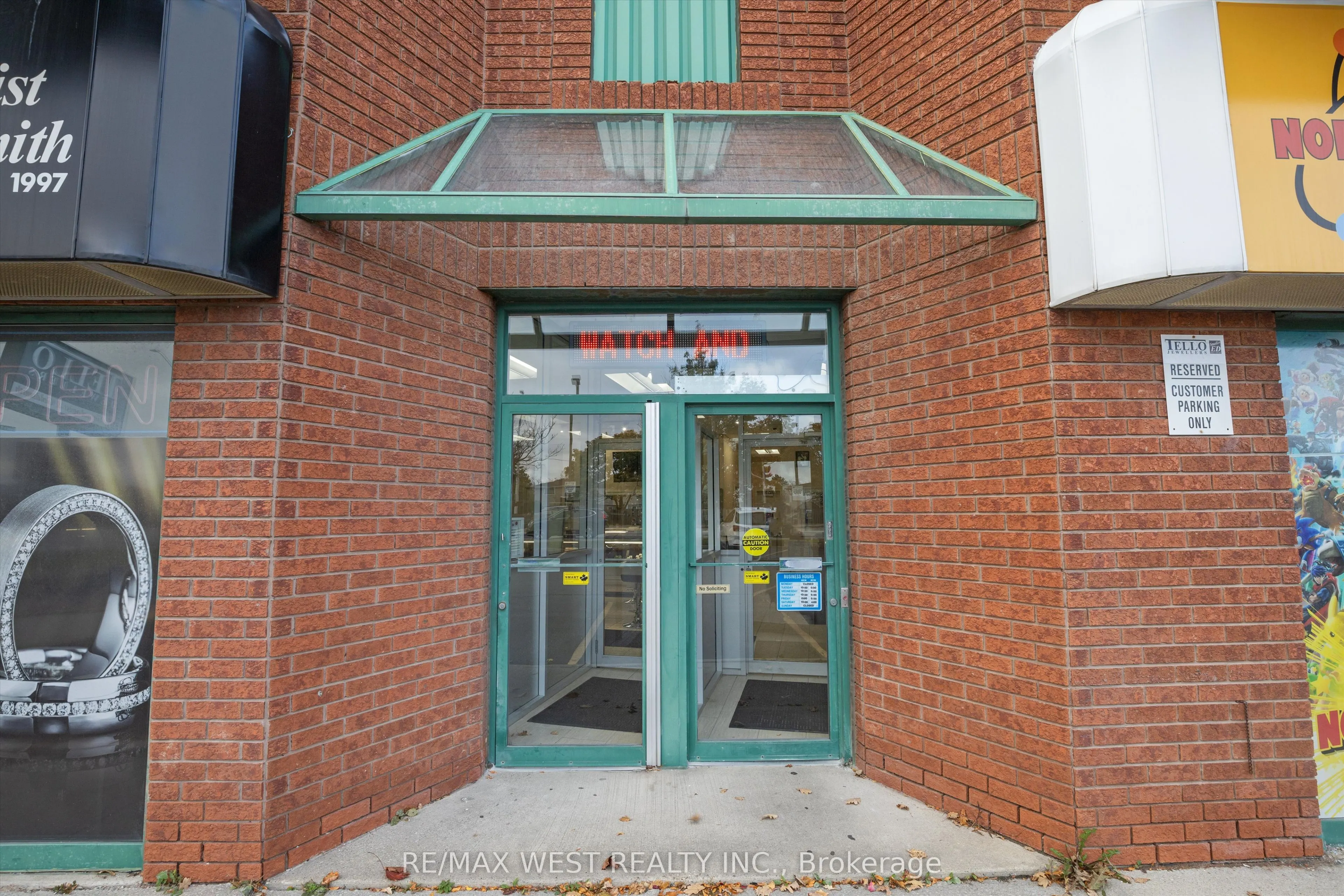 256 Queen Street S