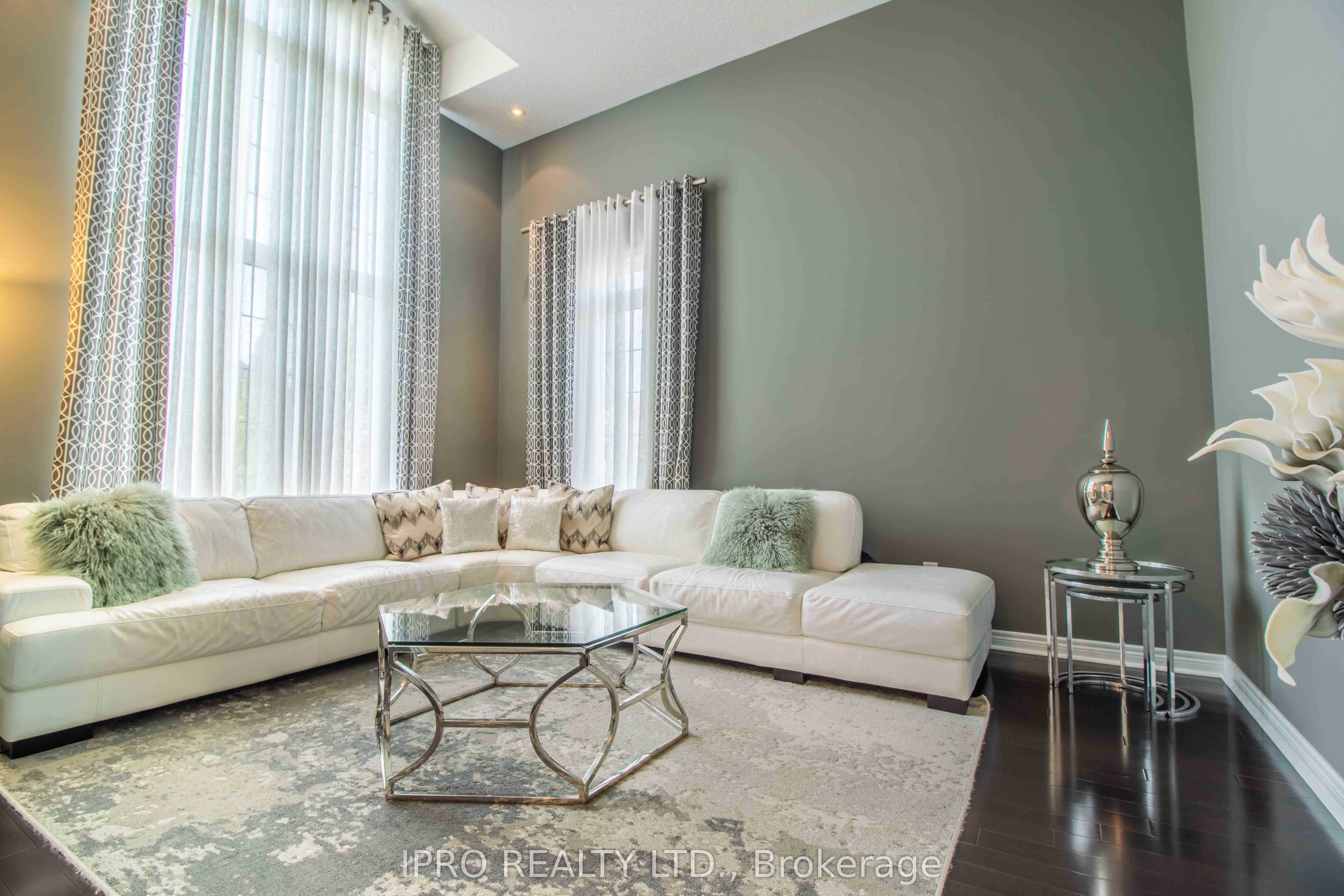 4 Quatro Crescent