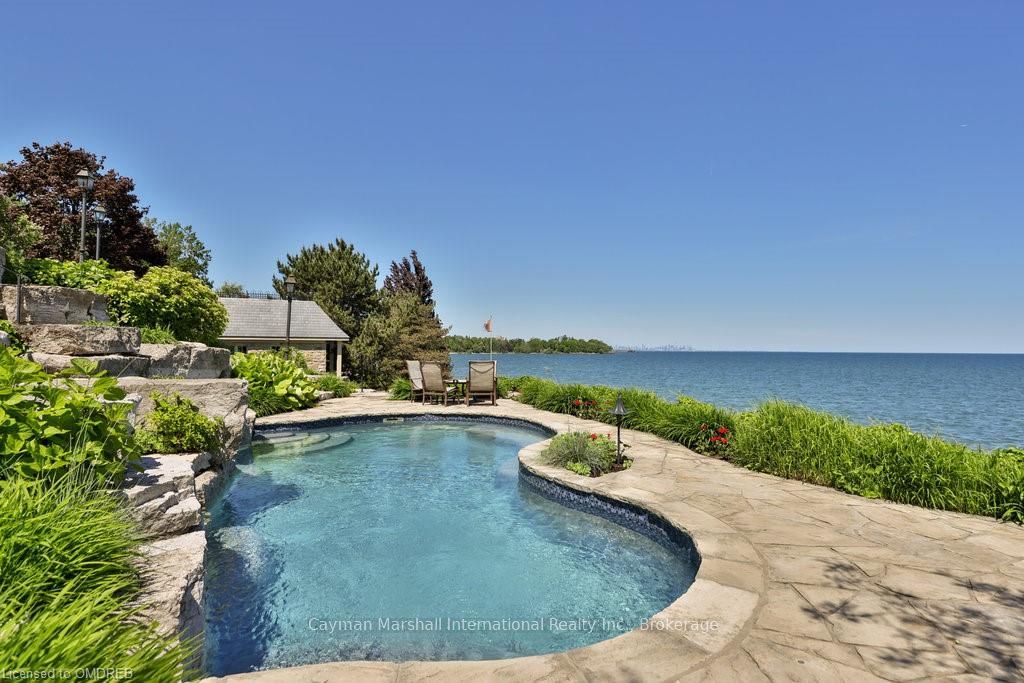 872 WHITTIER Crescent