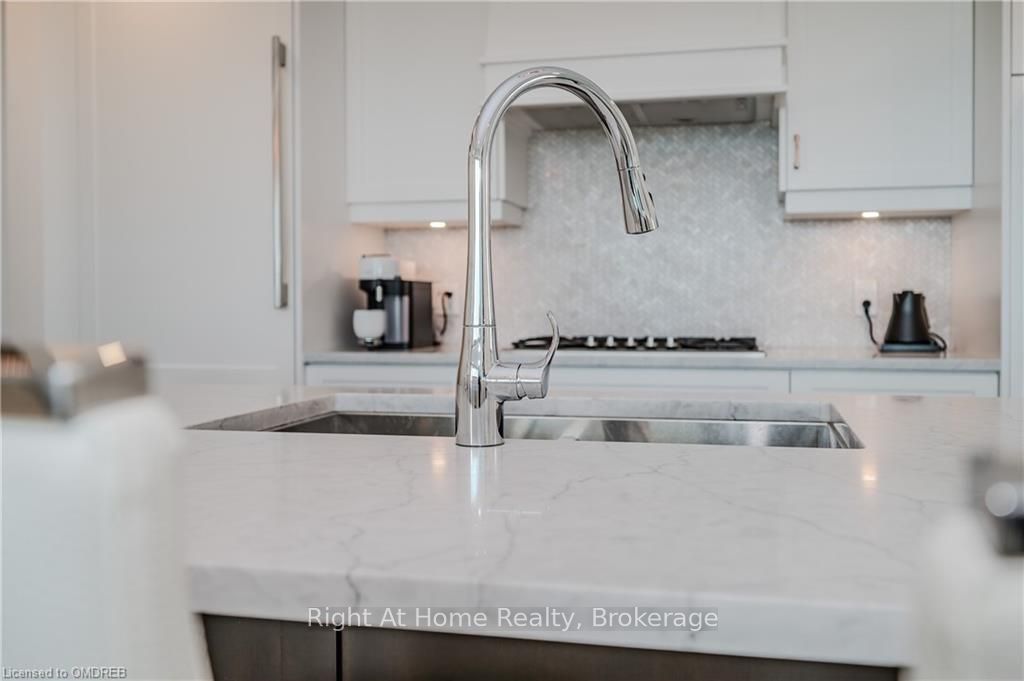 2060 LAKESHORE Road, #802