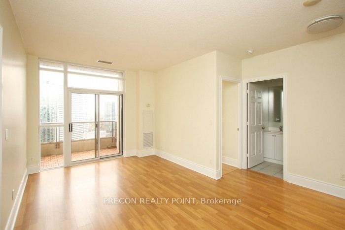 310 Burnhamthorpe Road W, #PH01