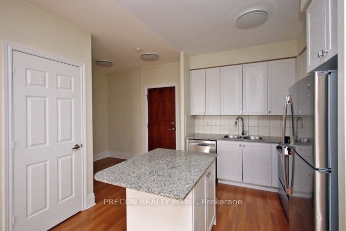310 Burnhamthorpe Road W, #PH01