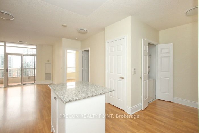 310 Burnhamthorpe Road W, #PH01