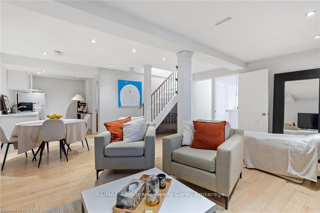 467 HEDGEROW Lane