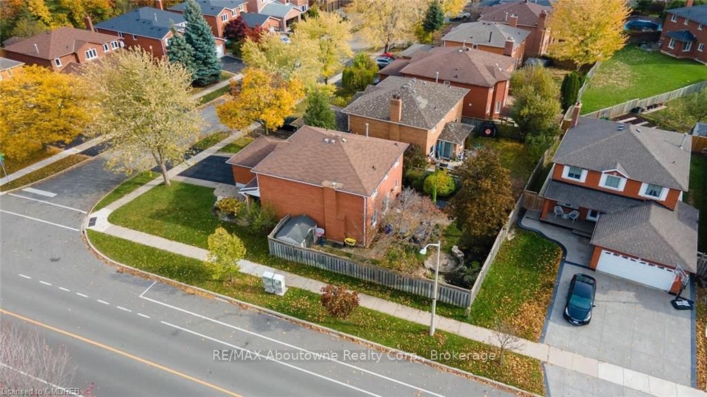 467 HEDGEROW Lane