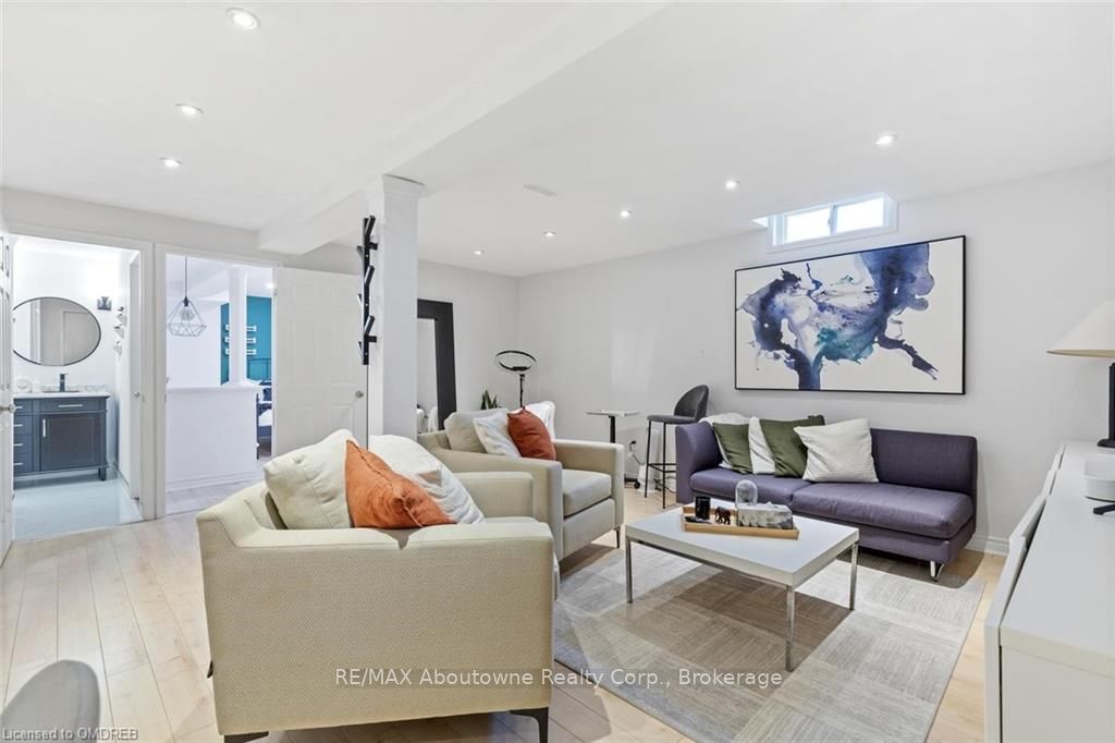 467 HEDGEROW Lane