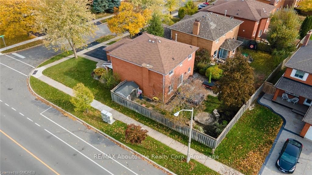 467 HEDGEROW Lane