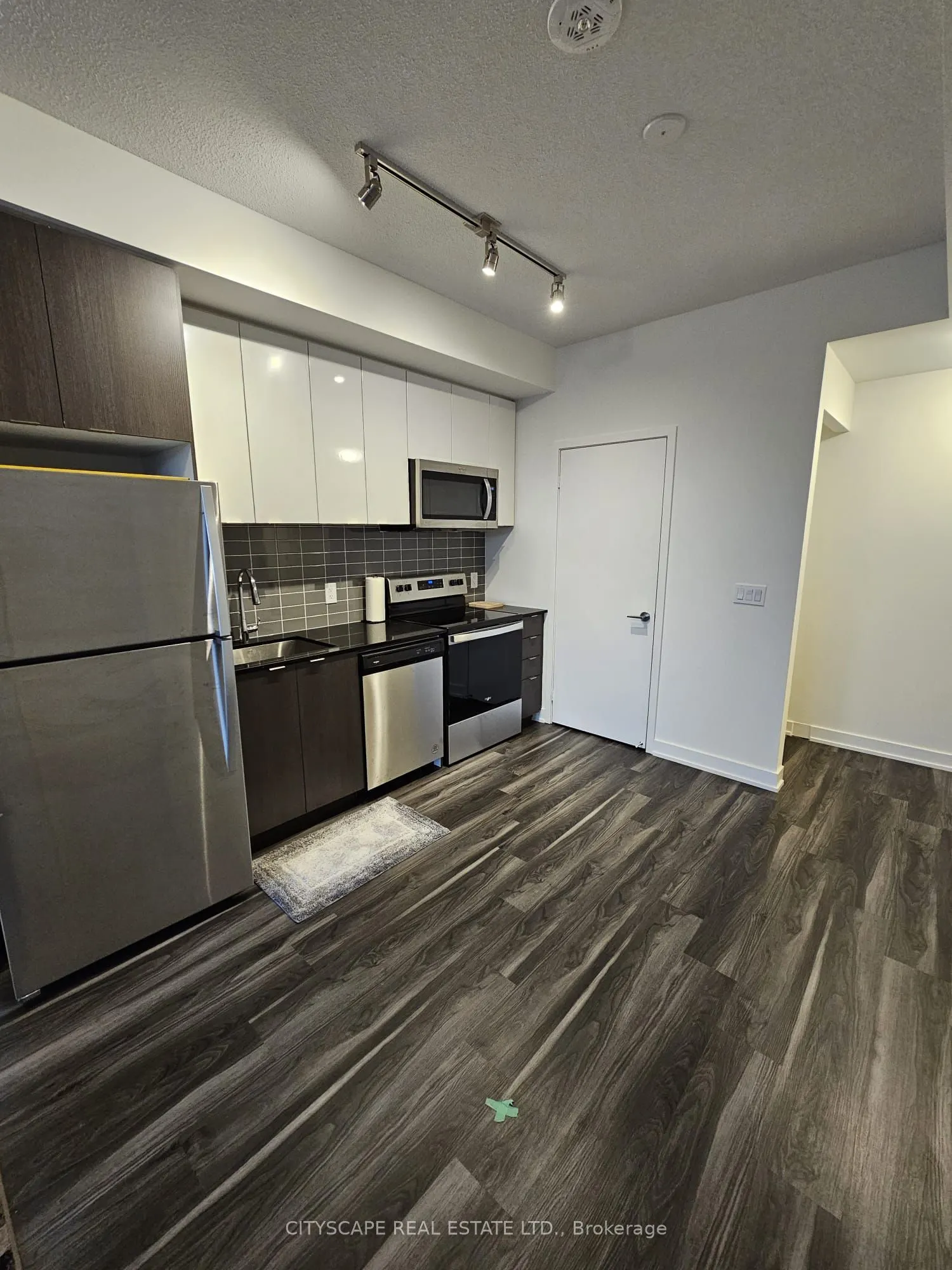 859 The Queensway #605