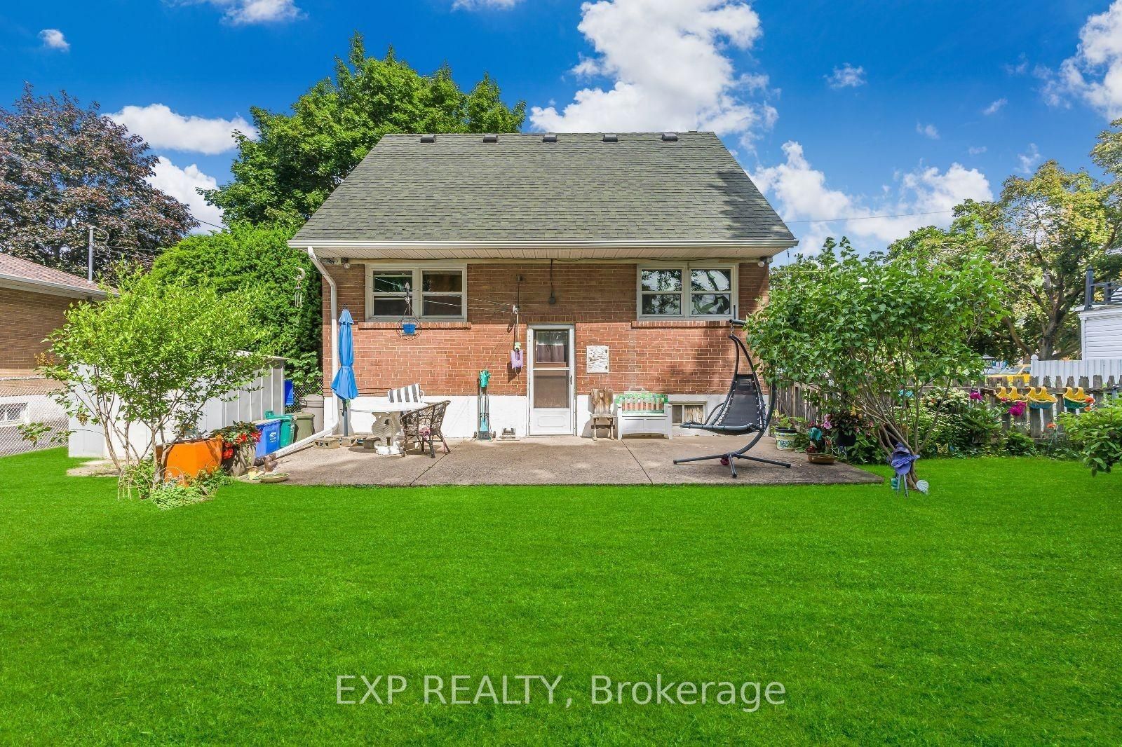 215 Elmwood Crescent