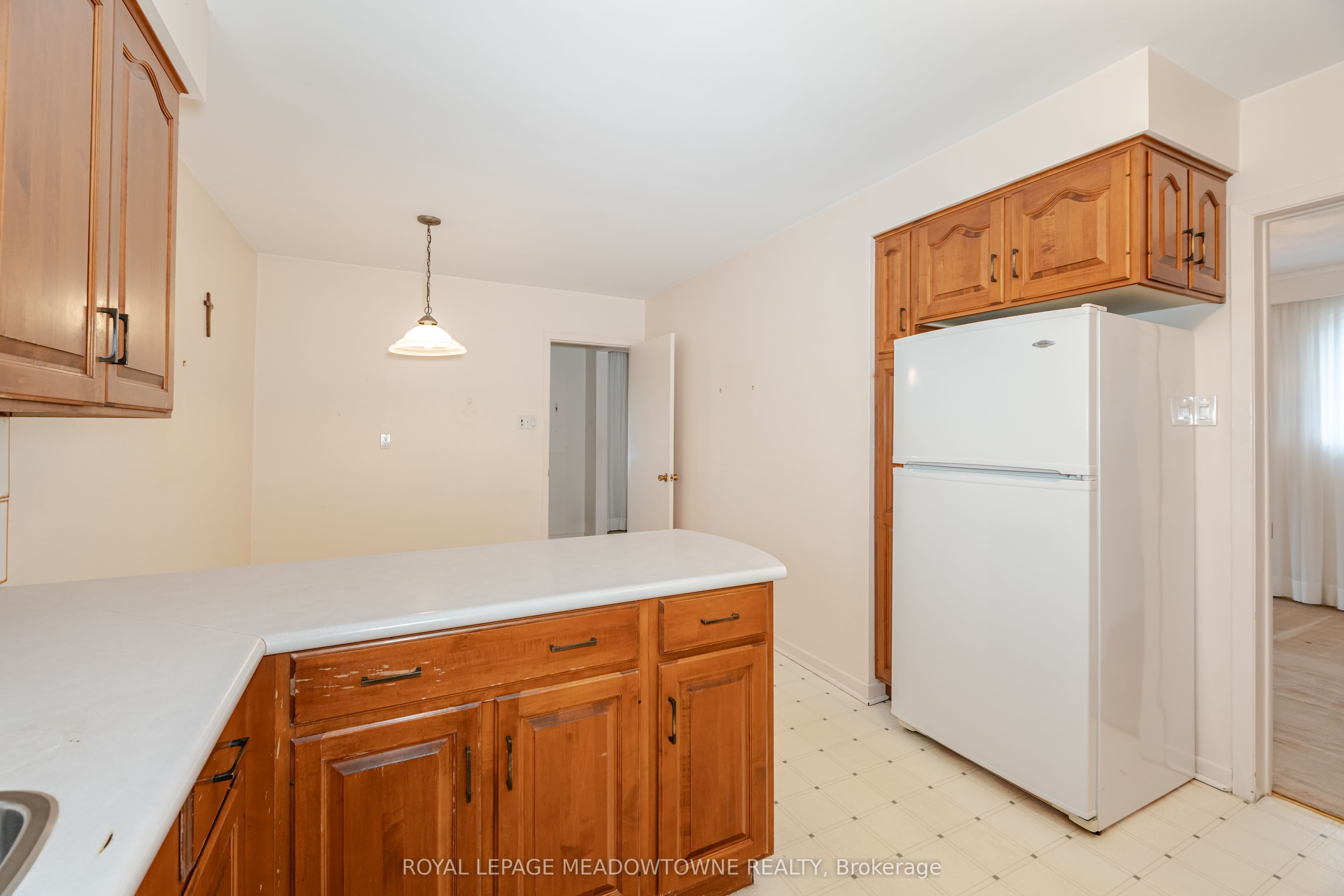 655 Netherton Crescent