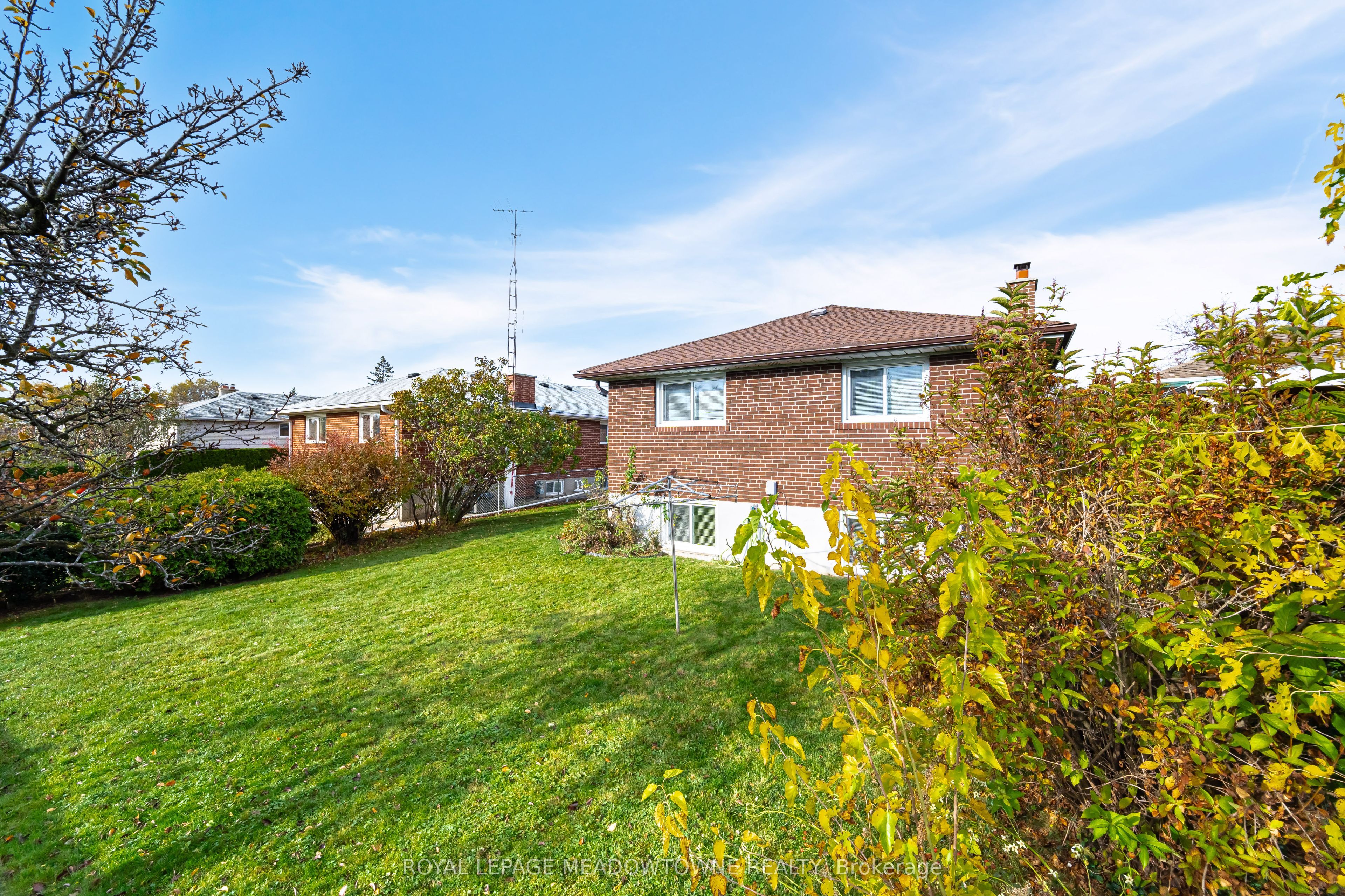 655 Netherton Crescent