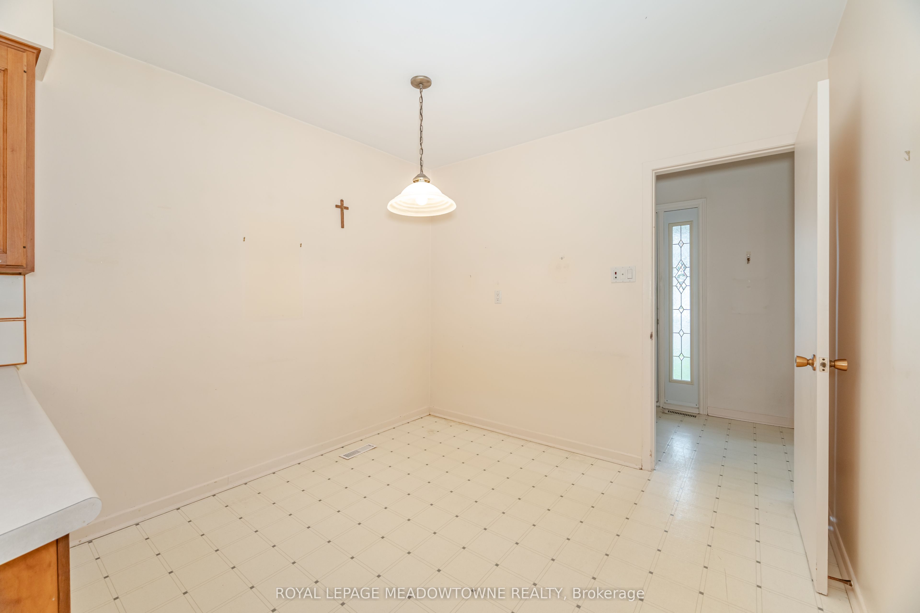 655 Netherton Crescent