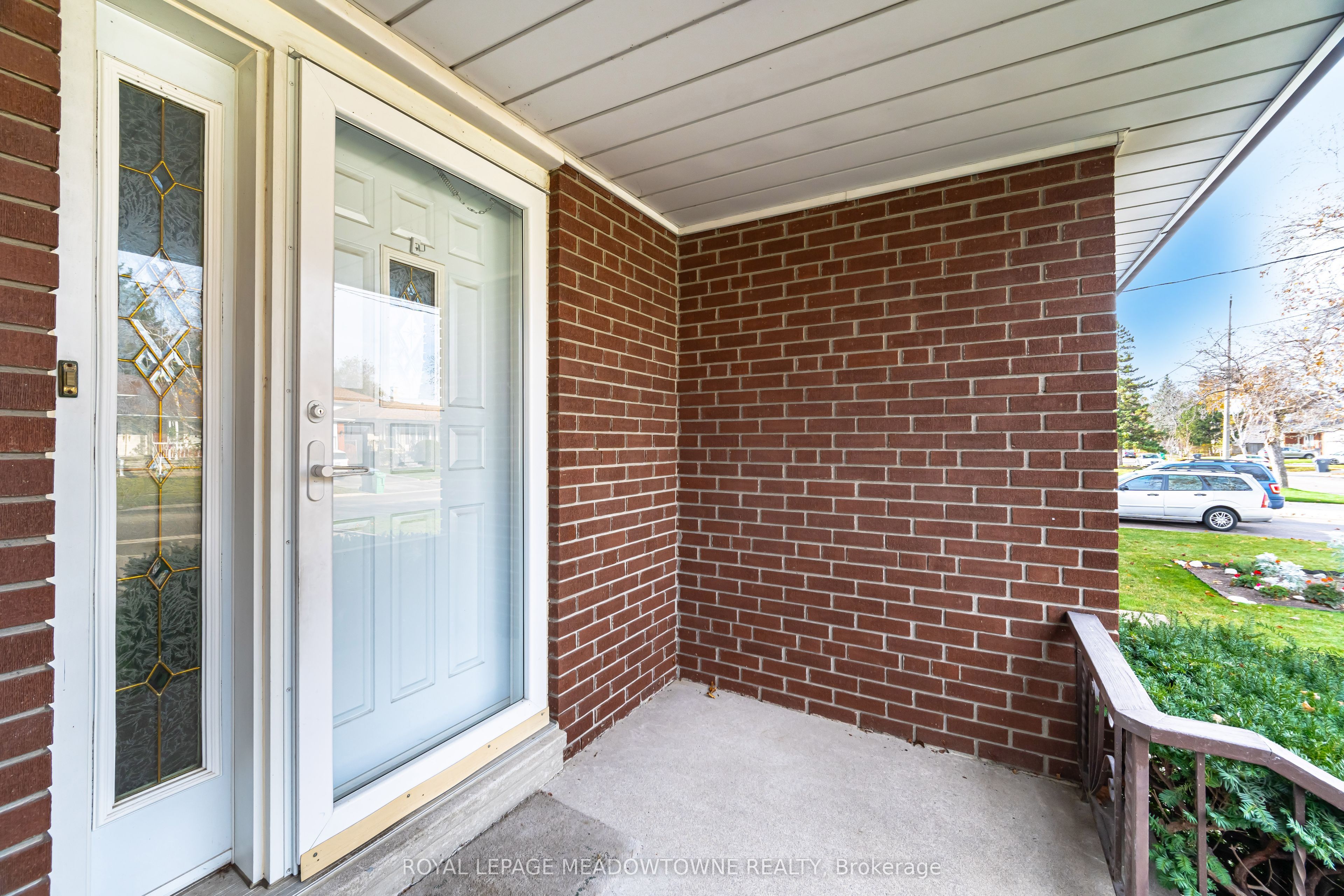 655 Netherton Crescent