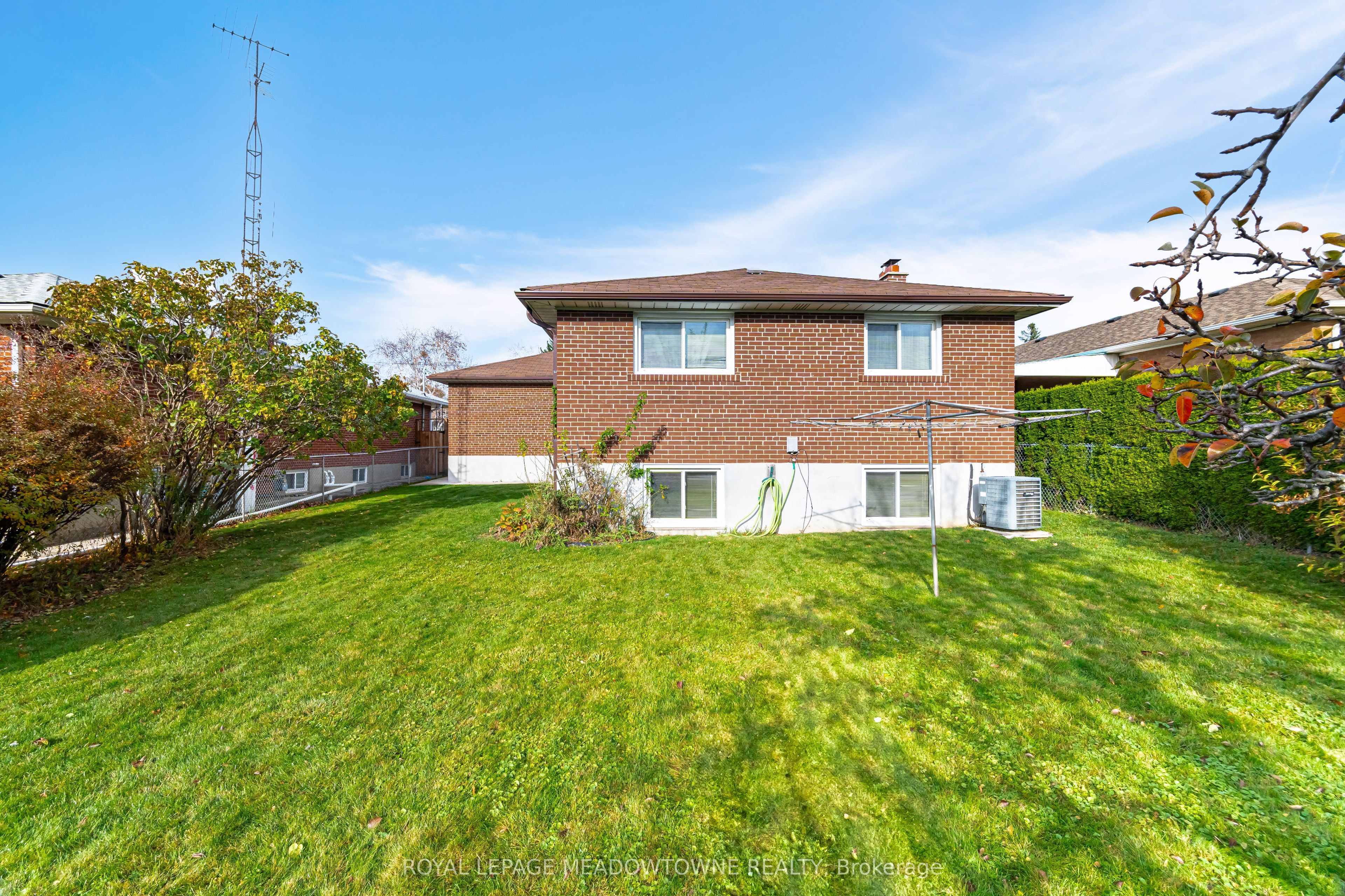 655 Netherton Crescent
