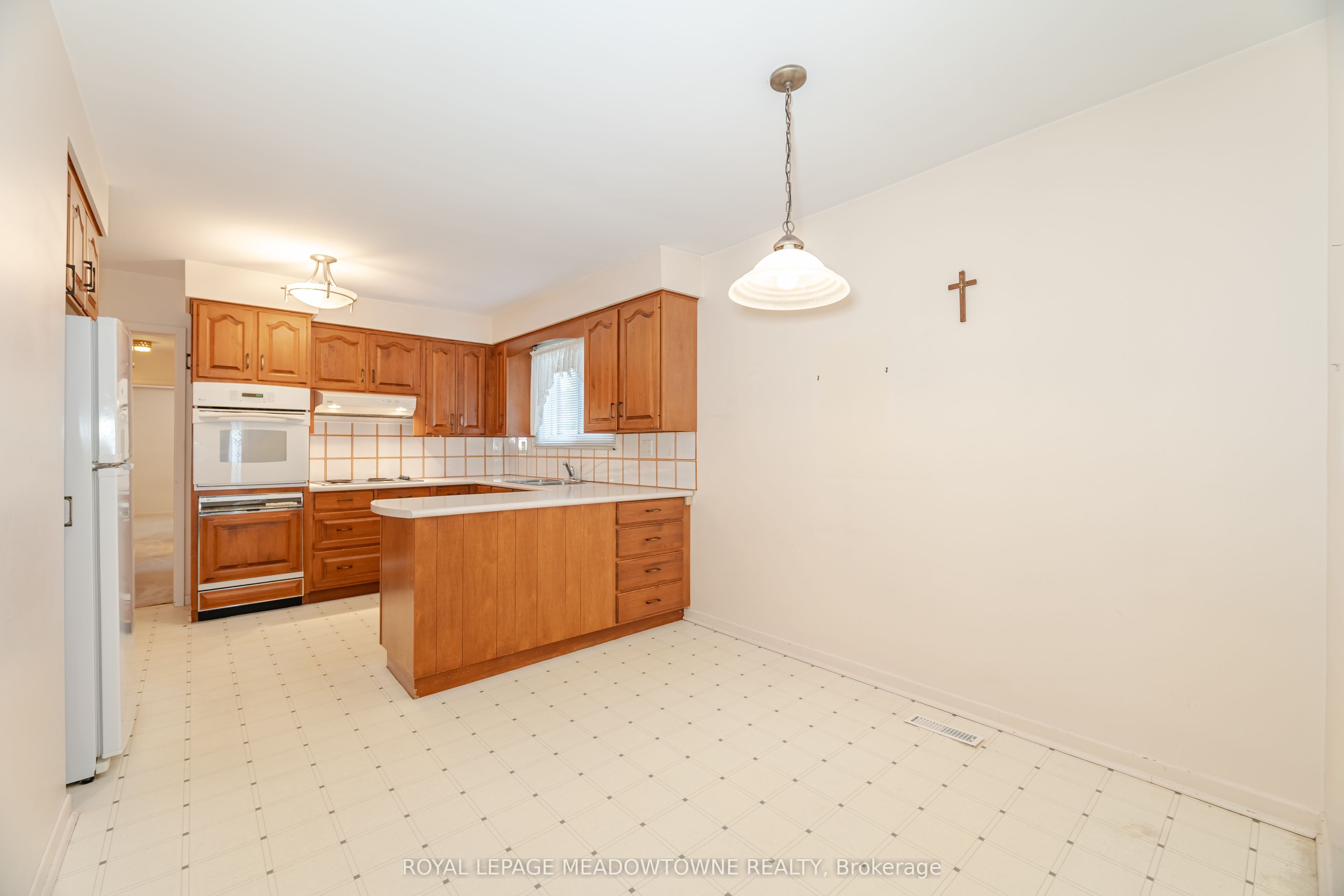 655 Netherton Crescent