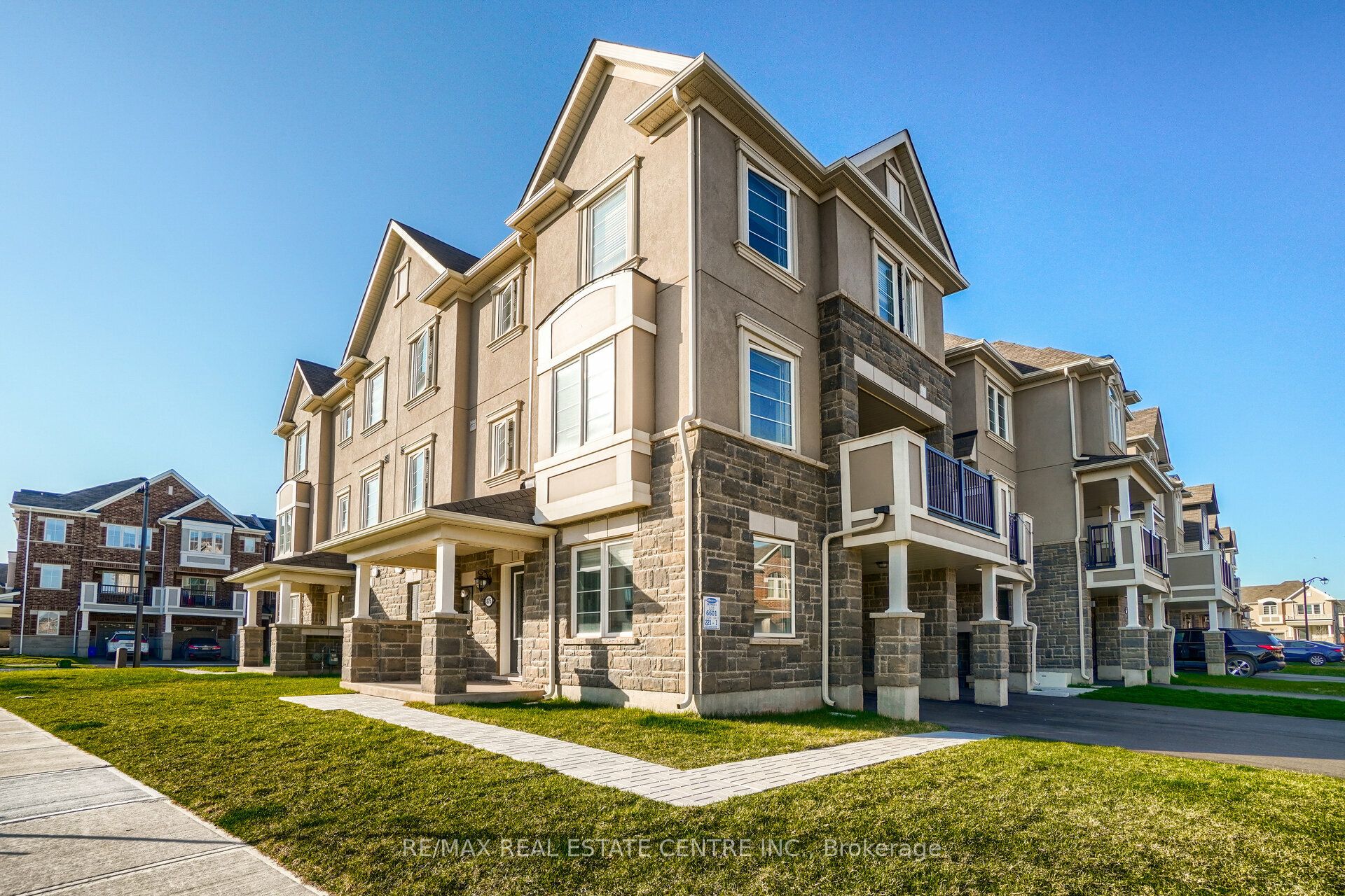 875 Sumac Crescent