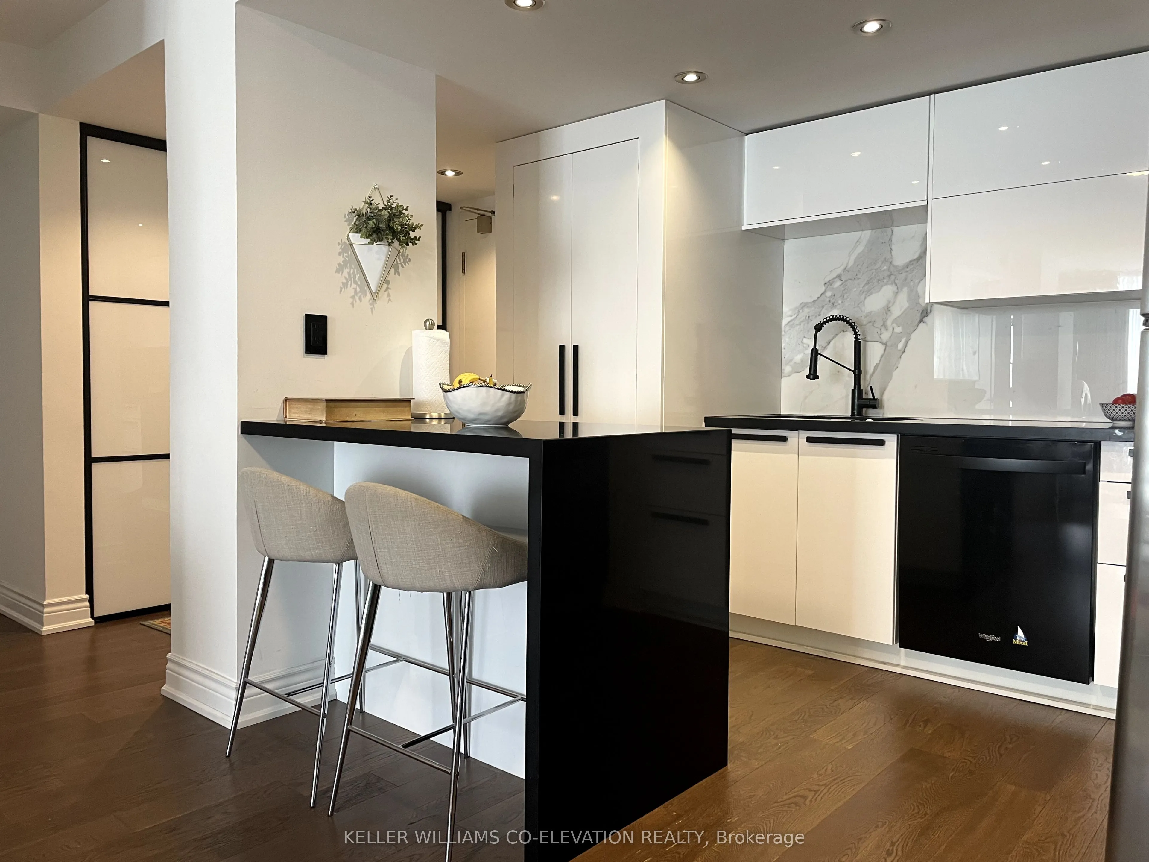 2091 Hurontario Street, #707