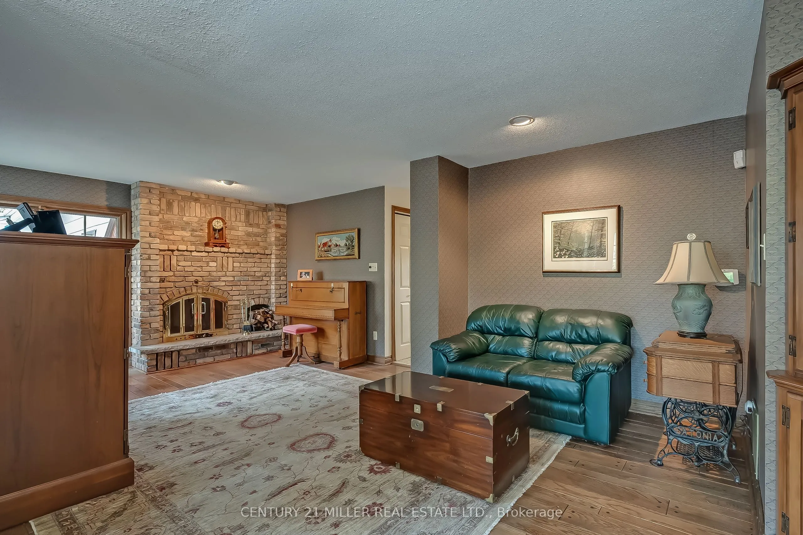 1296 Cumnock Crescent