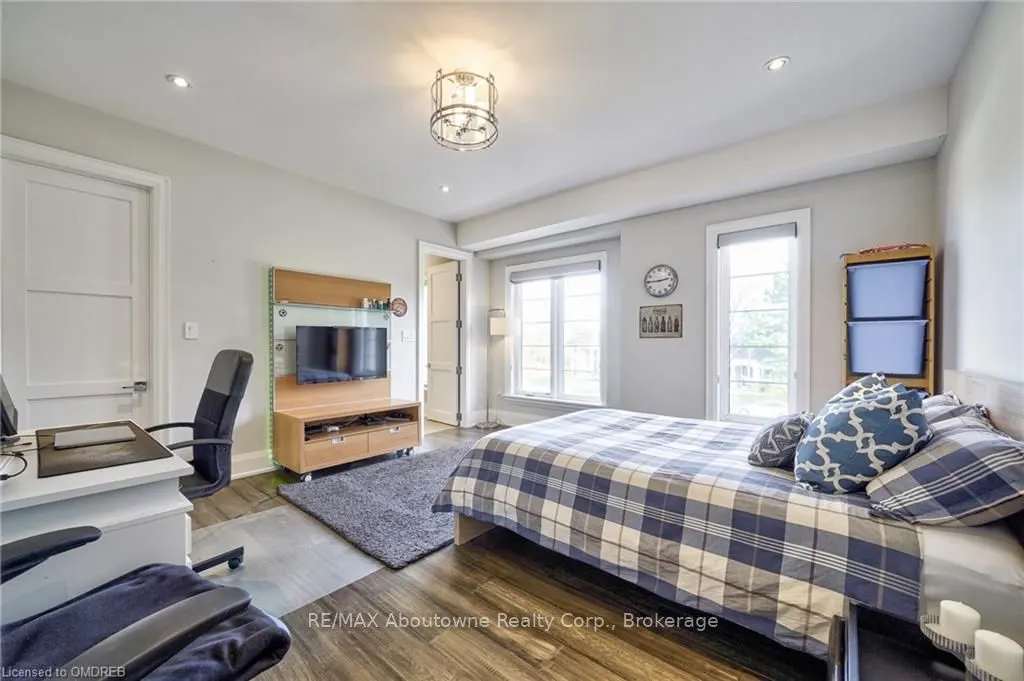 390 SANDHURST Drive