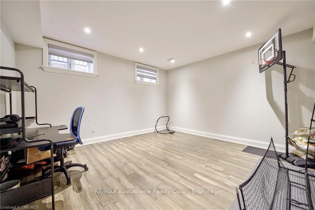 390 SANDHURST Drive